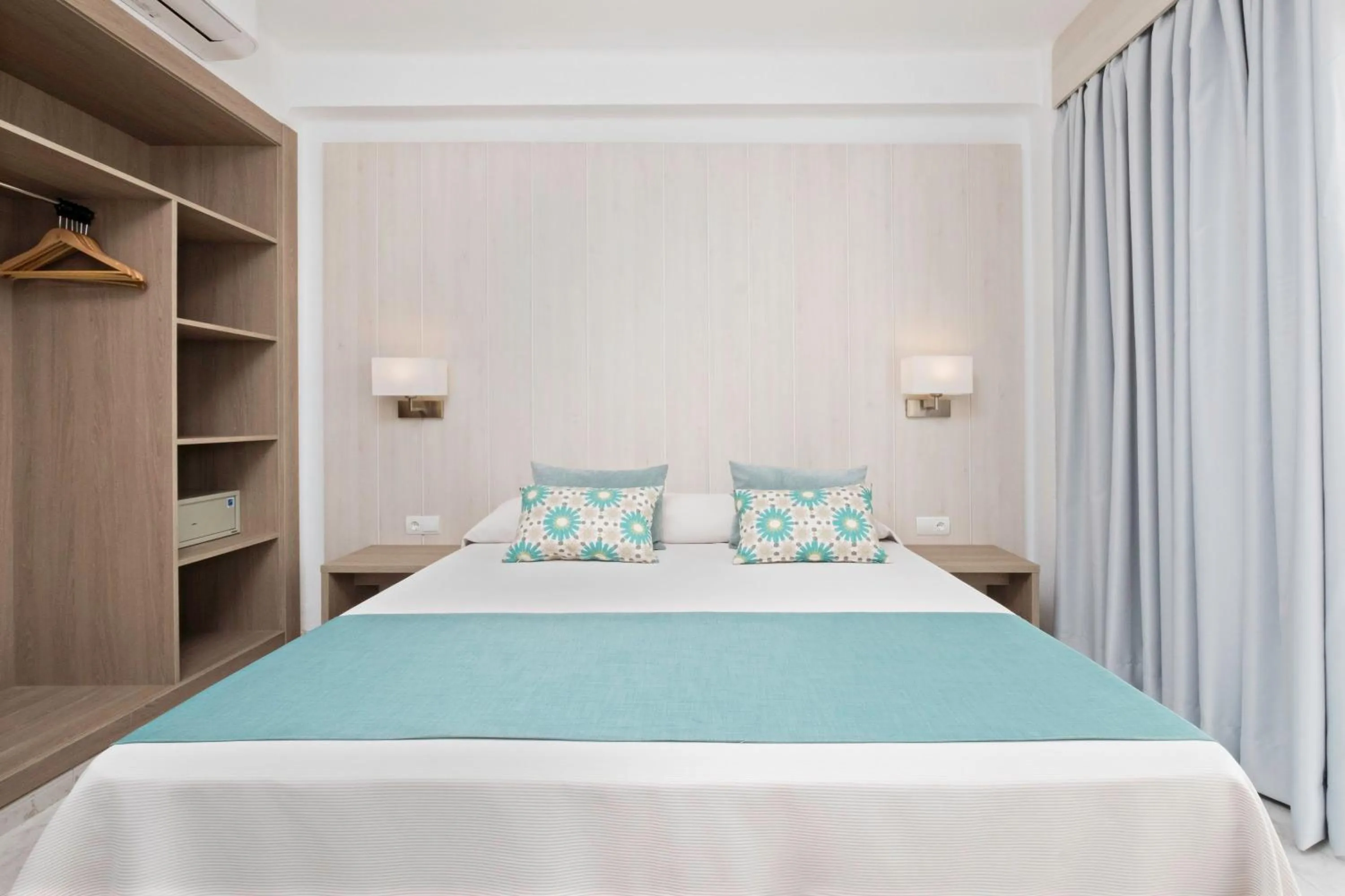 Photo of the whole room, Bed in azuLine Hotel Palmanova Garden