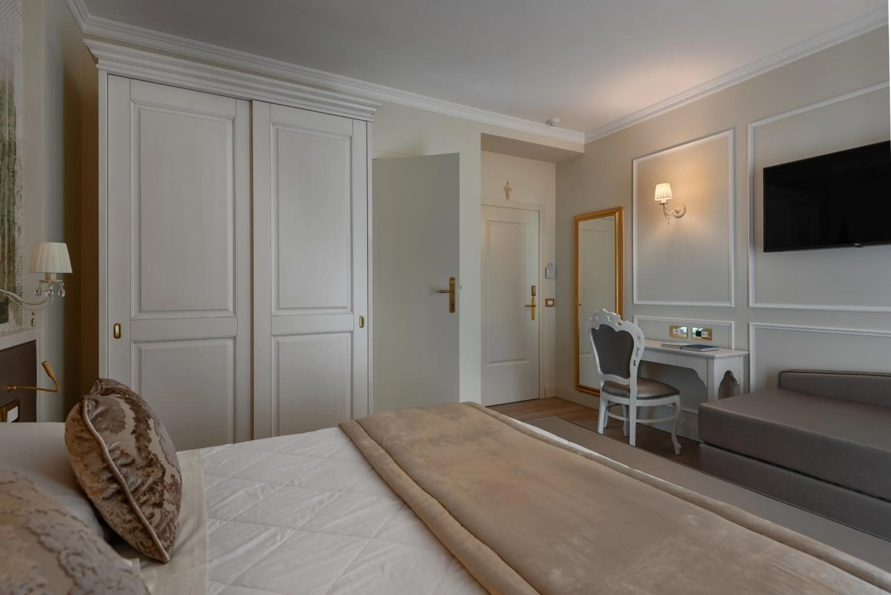 Photo of the whole room, Bed in Hotel Ca' D'Oro Tre Stelle Superior Adults only