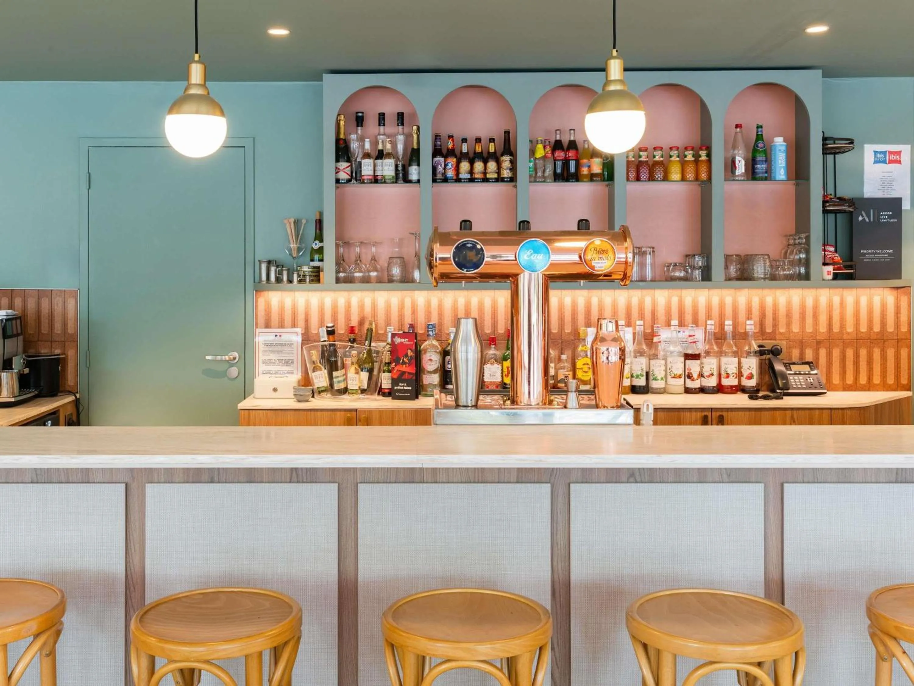 Lounge or bar in ibis Marne La Vallée Val d'Europe