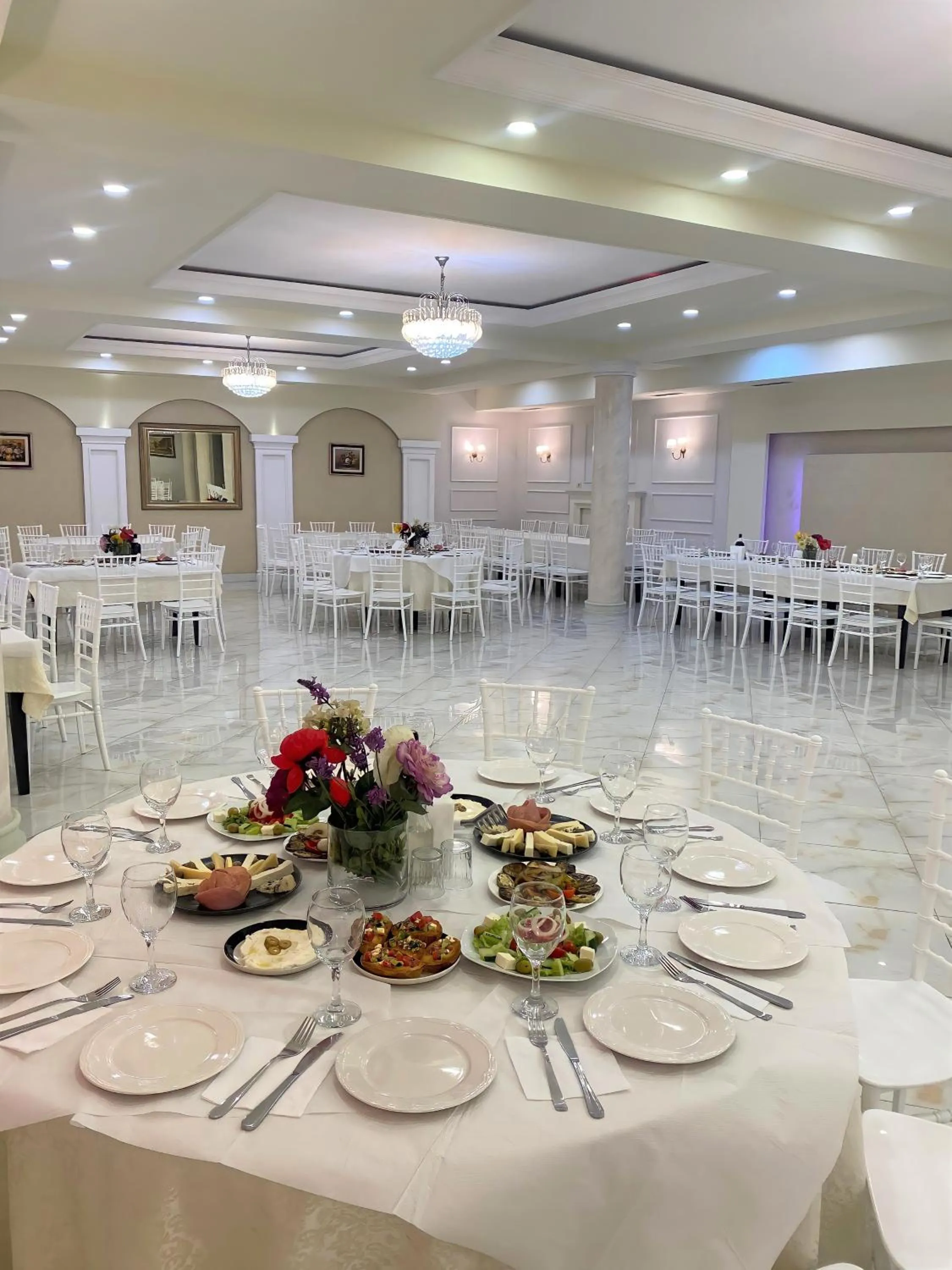 Restaurant/places to eat in Prince Hotel