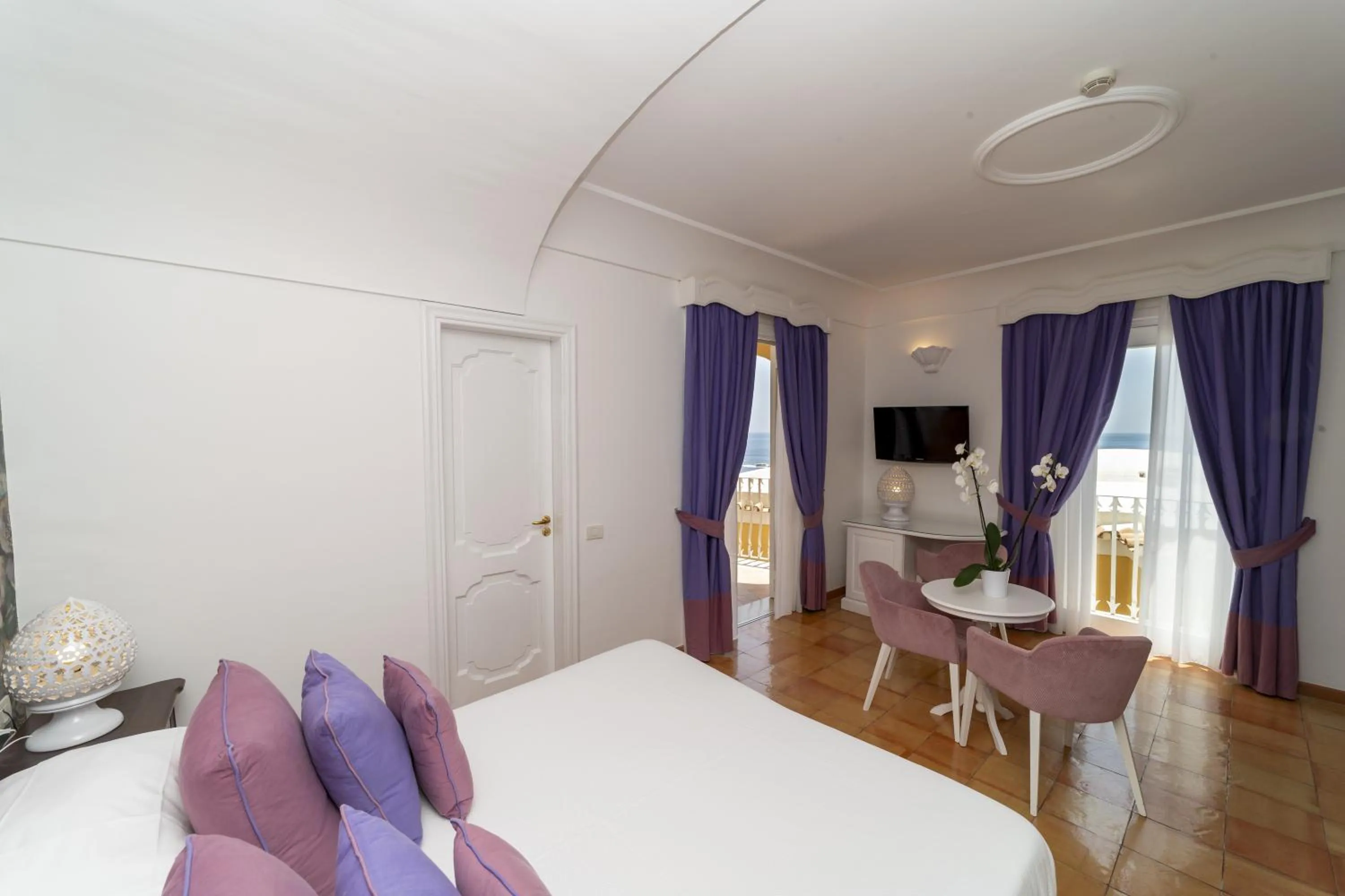 Bed in Hotel Marincanto