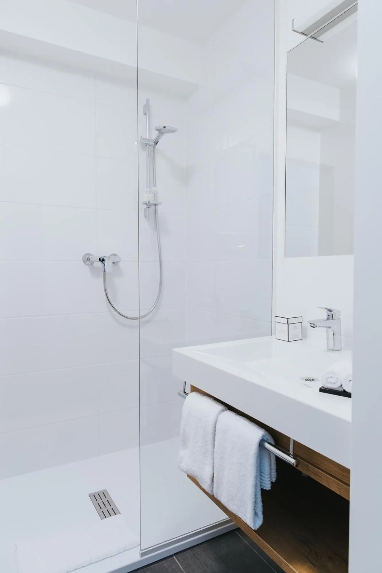 Shower in Parks 73 The Townhouse Hotel