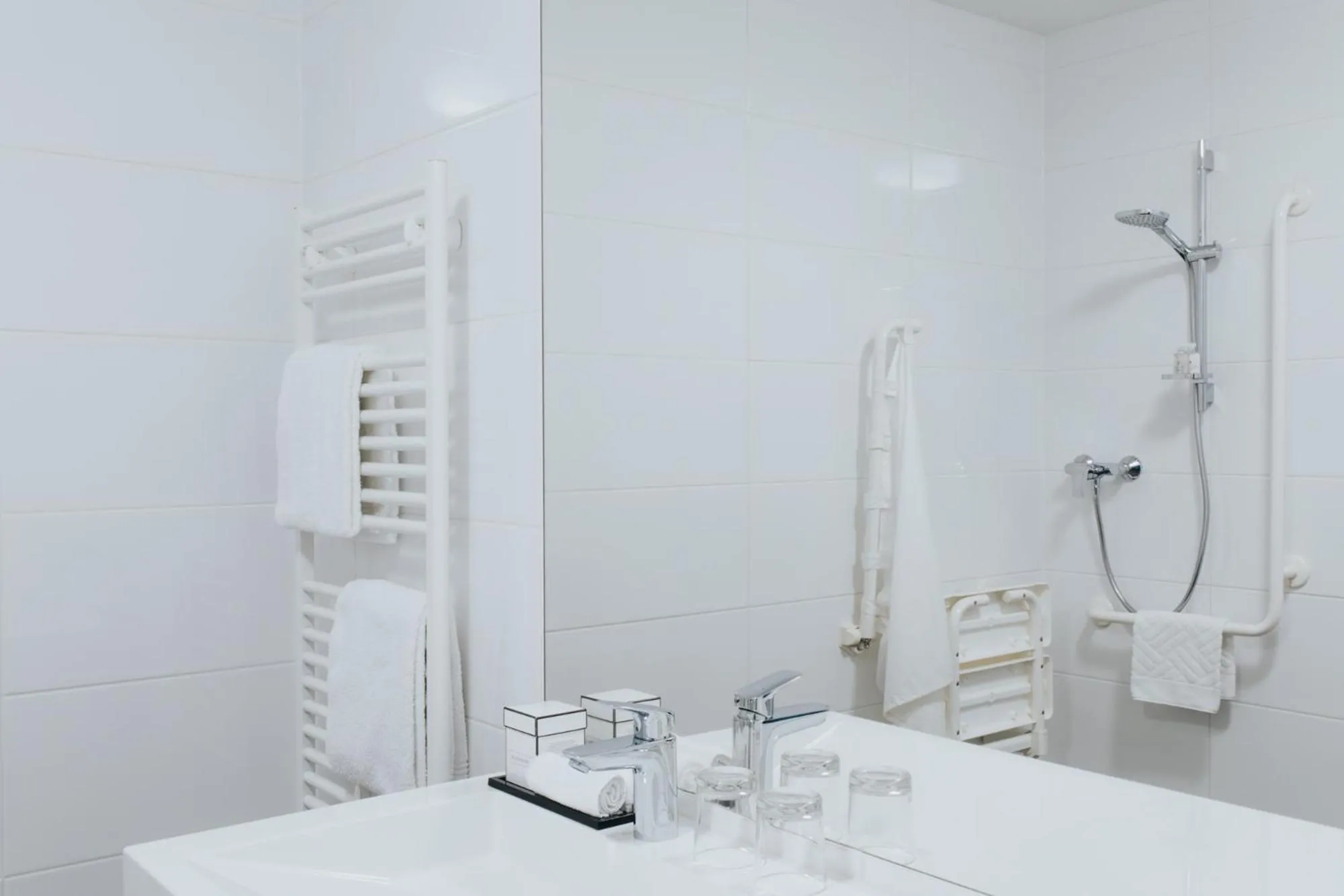 Shower in Parks 73 The Townhouse Hotel