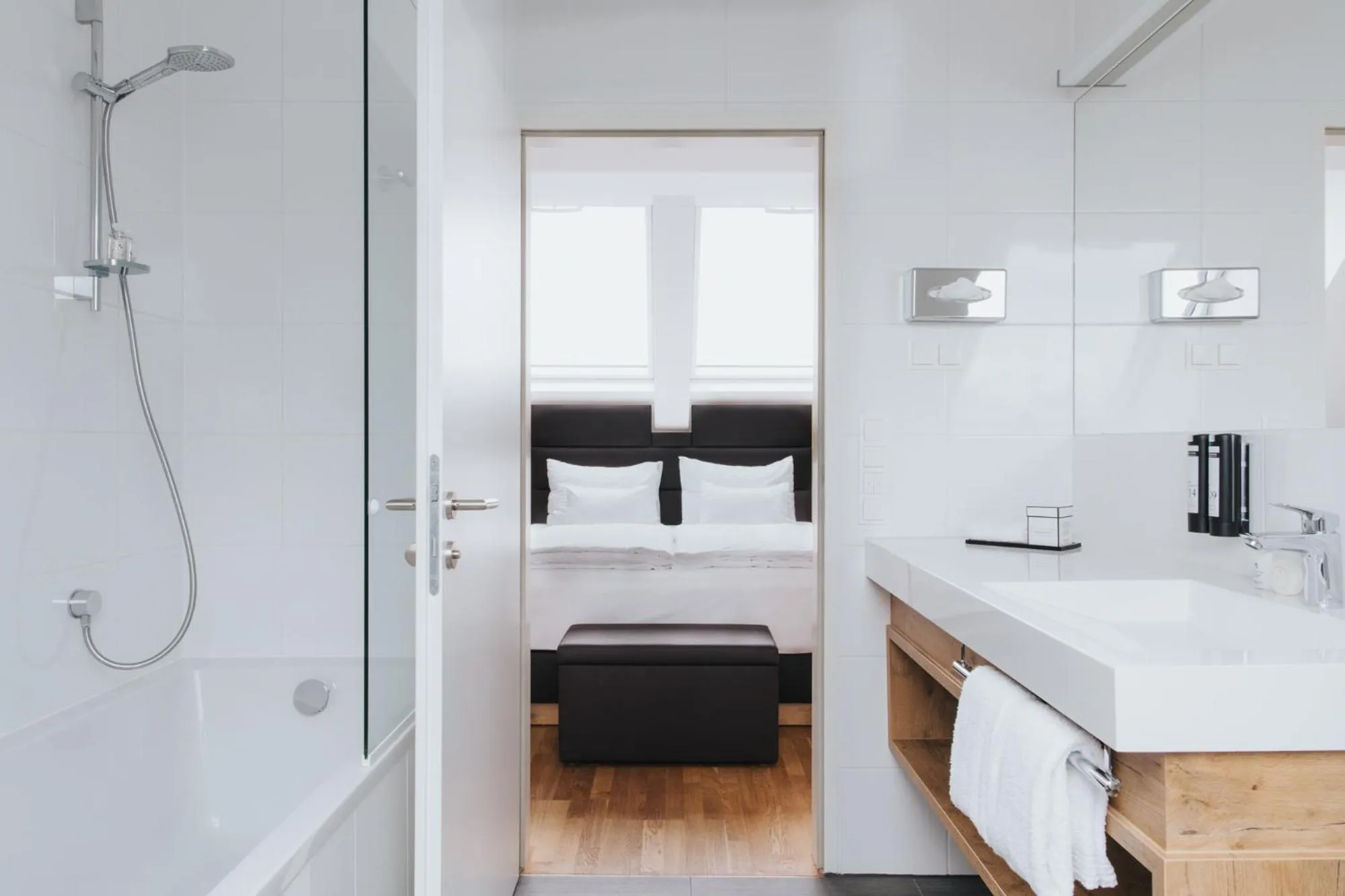 Bathroom, Bed in Parks 73 The Townhouse Hotel