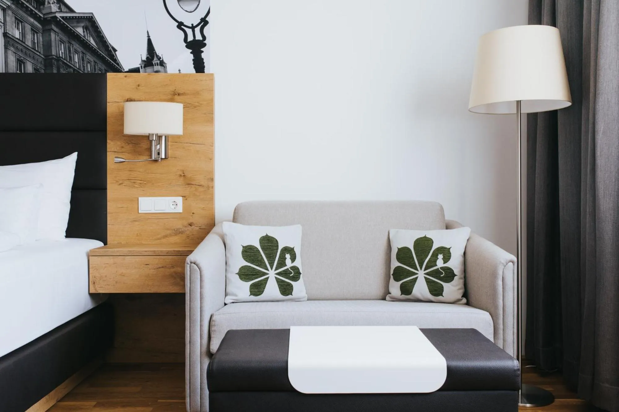 Seating area, Bed in Parks 73 The Townhouse Hotel