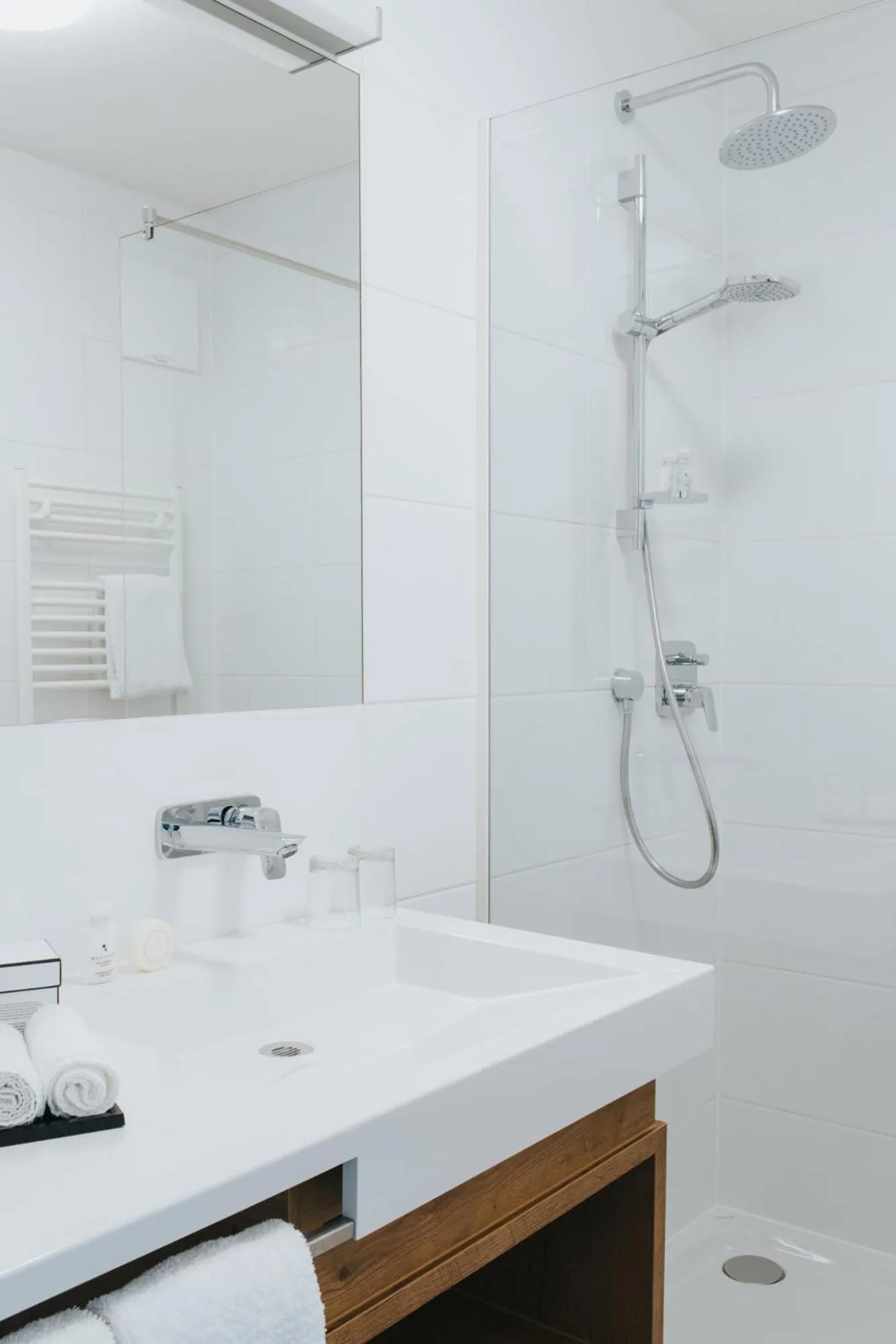 Shower in Parks 73 The Townhouse Hotel