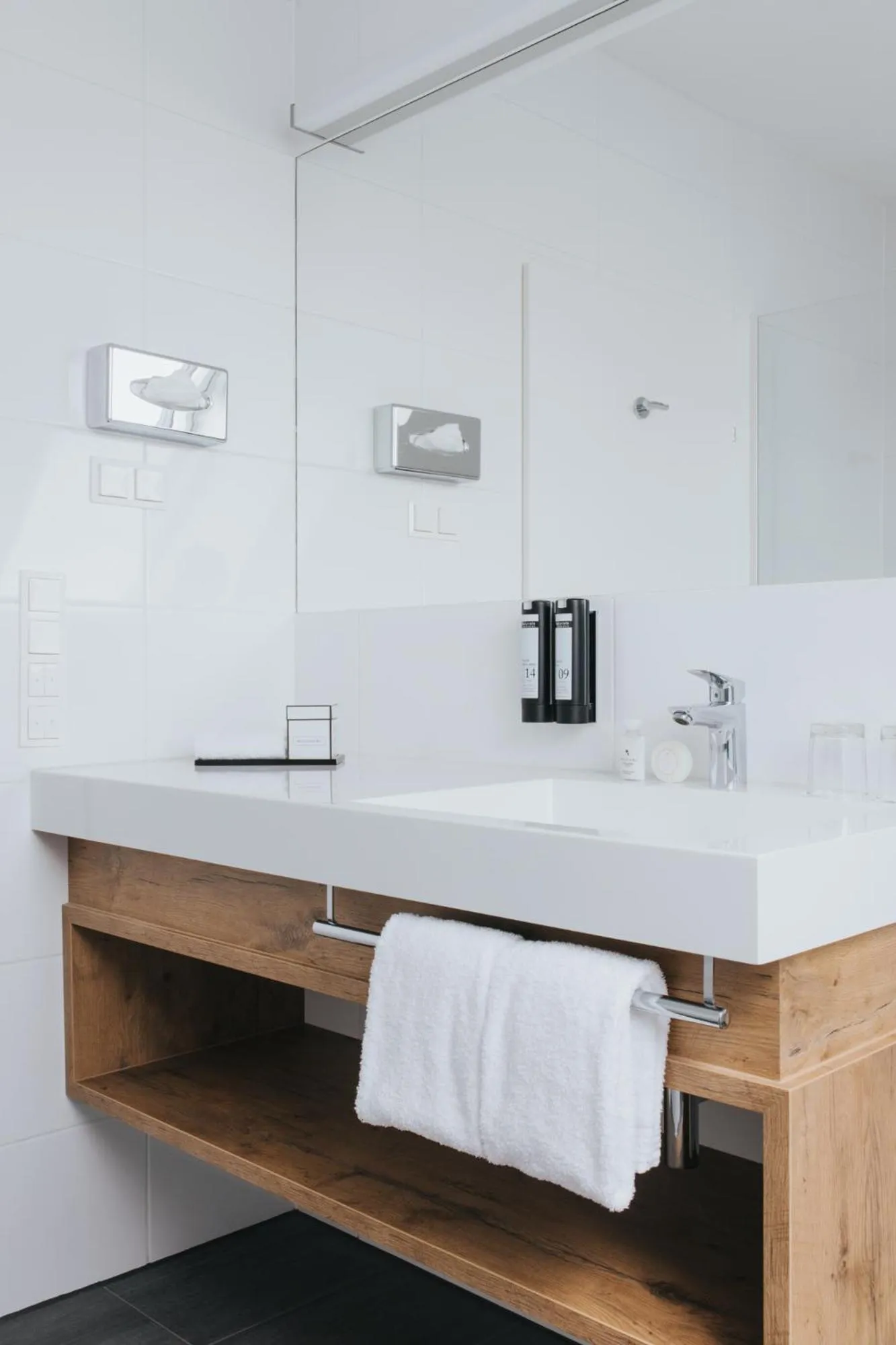 Bathroom, Bed in Parks 73 The Townhouse Hotel