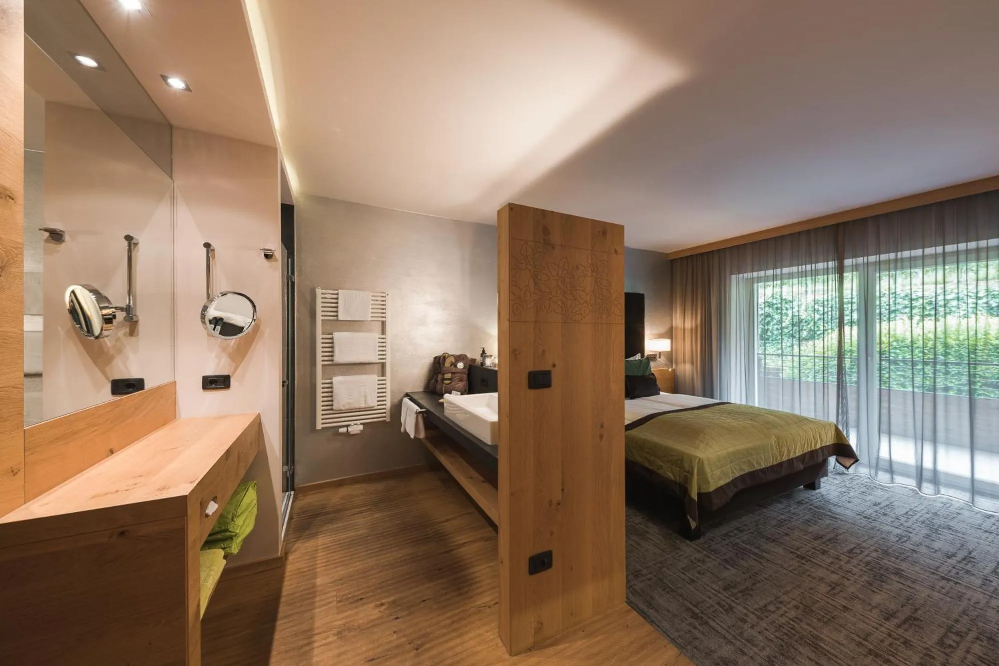 Bathroom, Bed in La Maiena Meran Resort