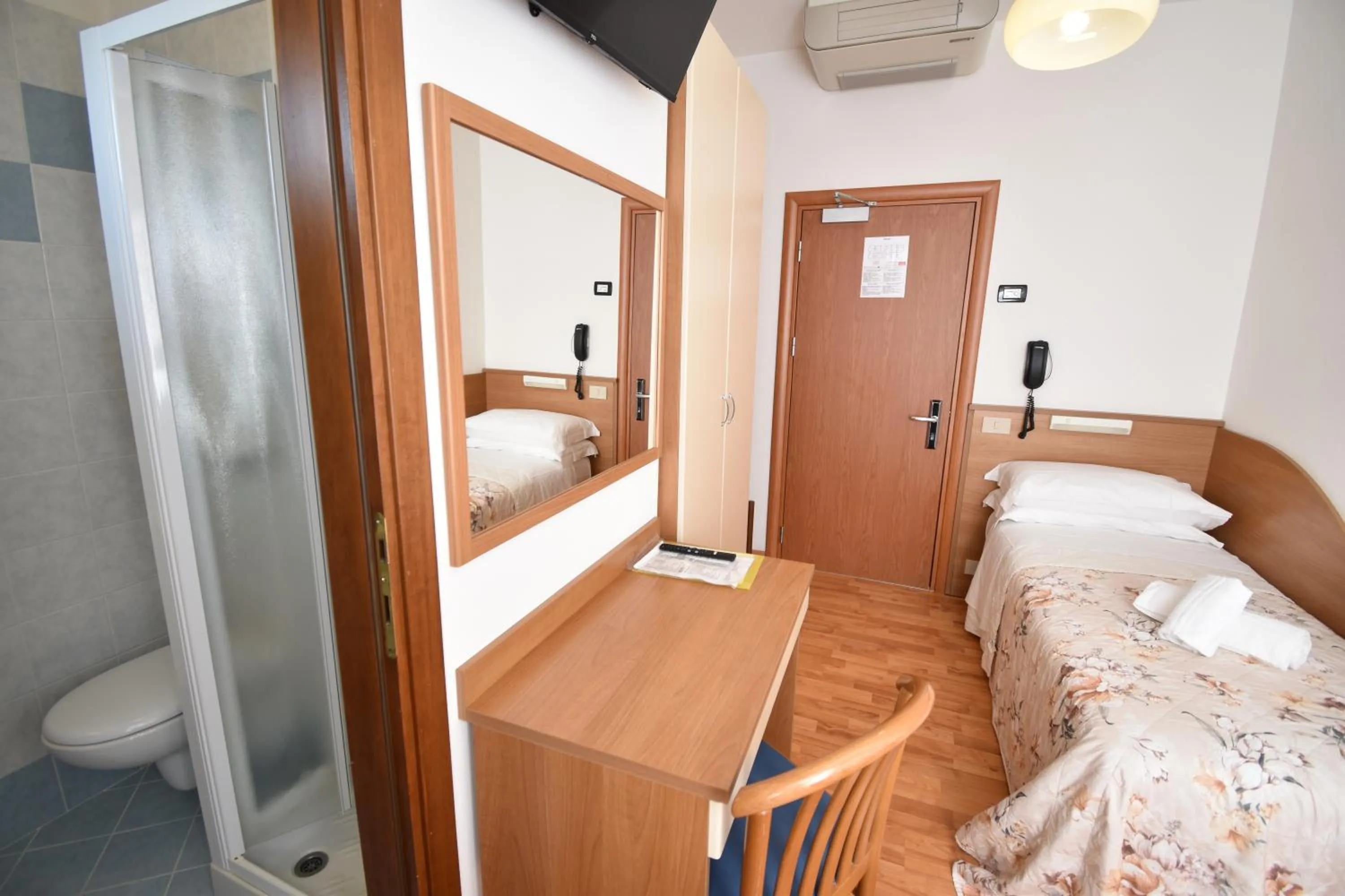 Bathroom, Bed in Hotel Galles