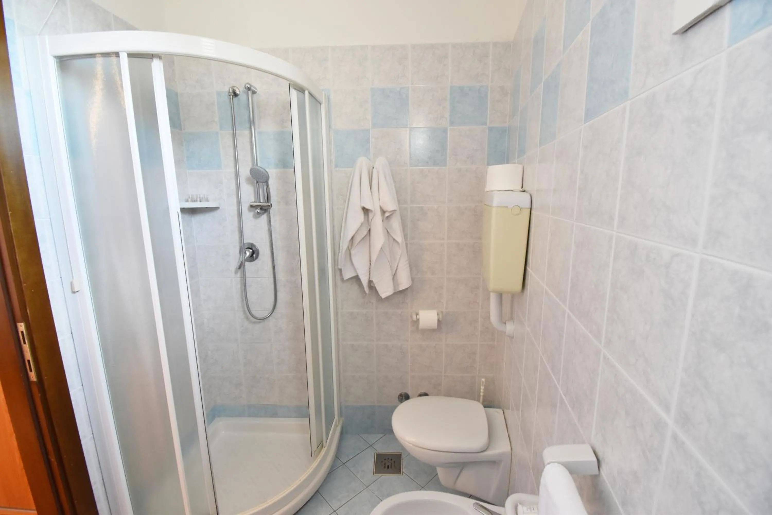 Shower in Hotel Galles