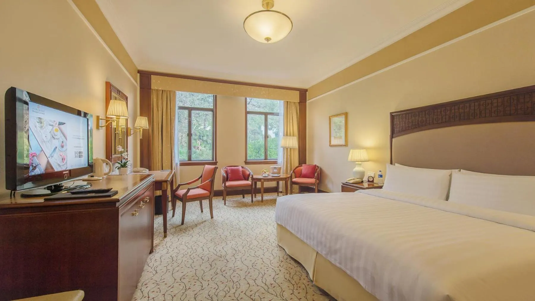 Mountain view, Bed in Shangri-La Hangzhou - The back garden of West Lake