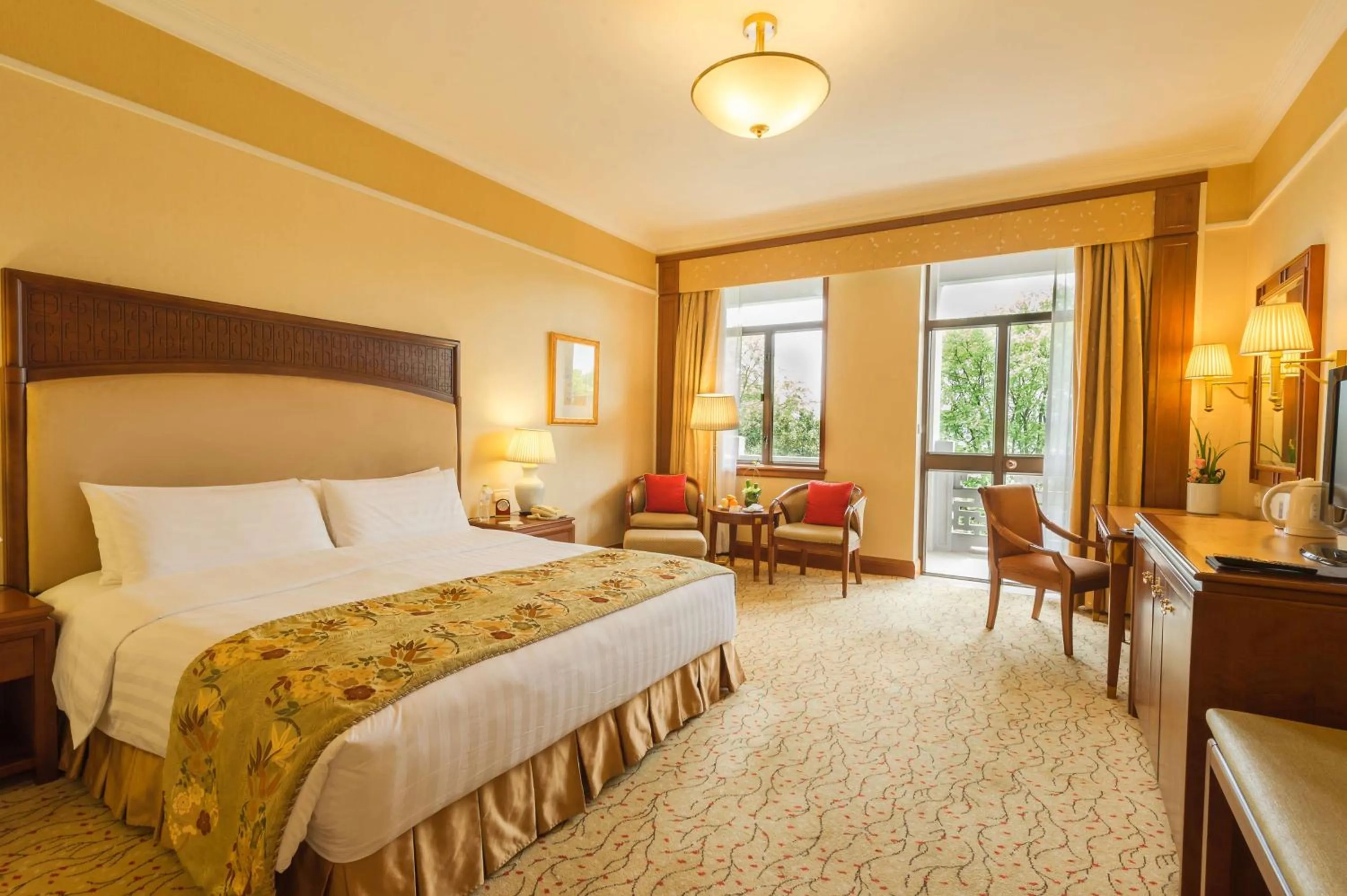 Photo of the whole room, Bed in Shangri-La Hangzhou - The back garden of West Lake