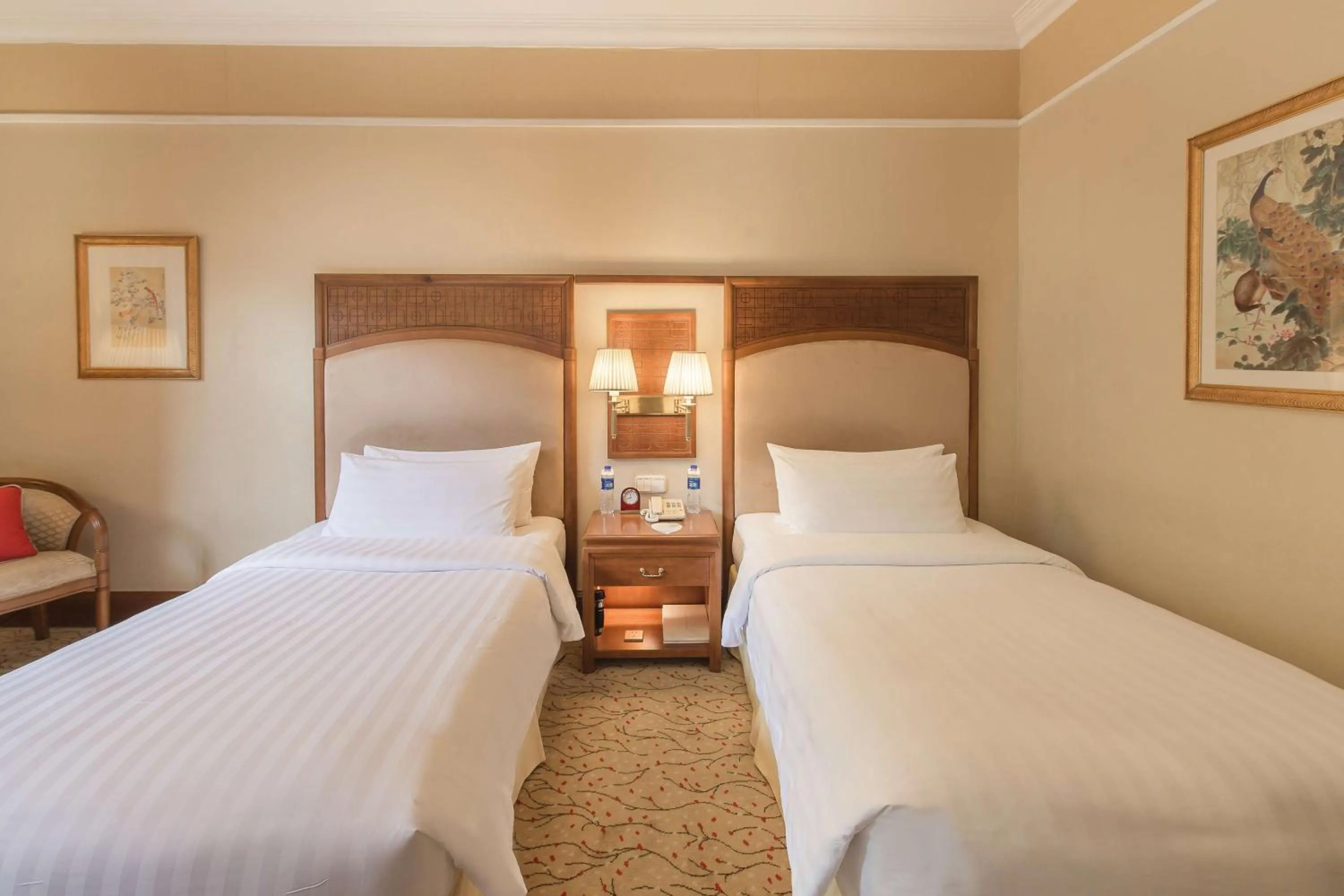 Photo of the whole room, Bed in Shangri-La Hangzhou - The back garden of West Lake