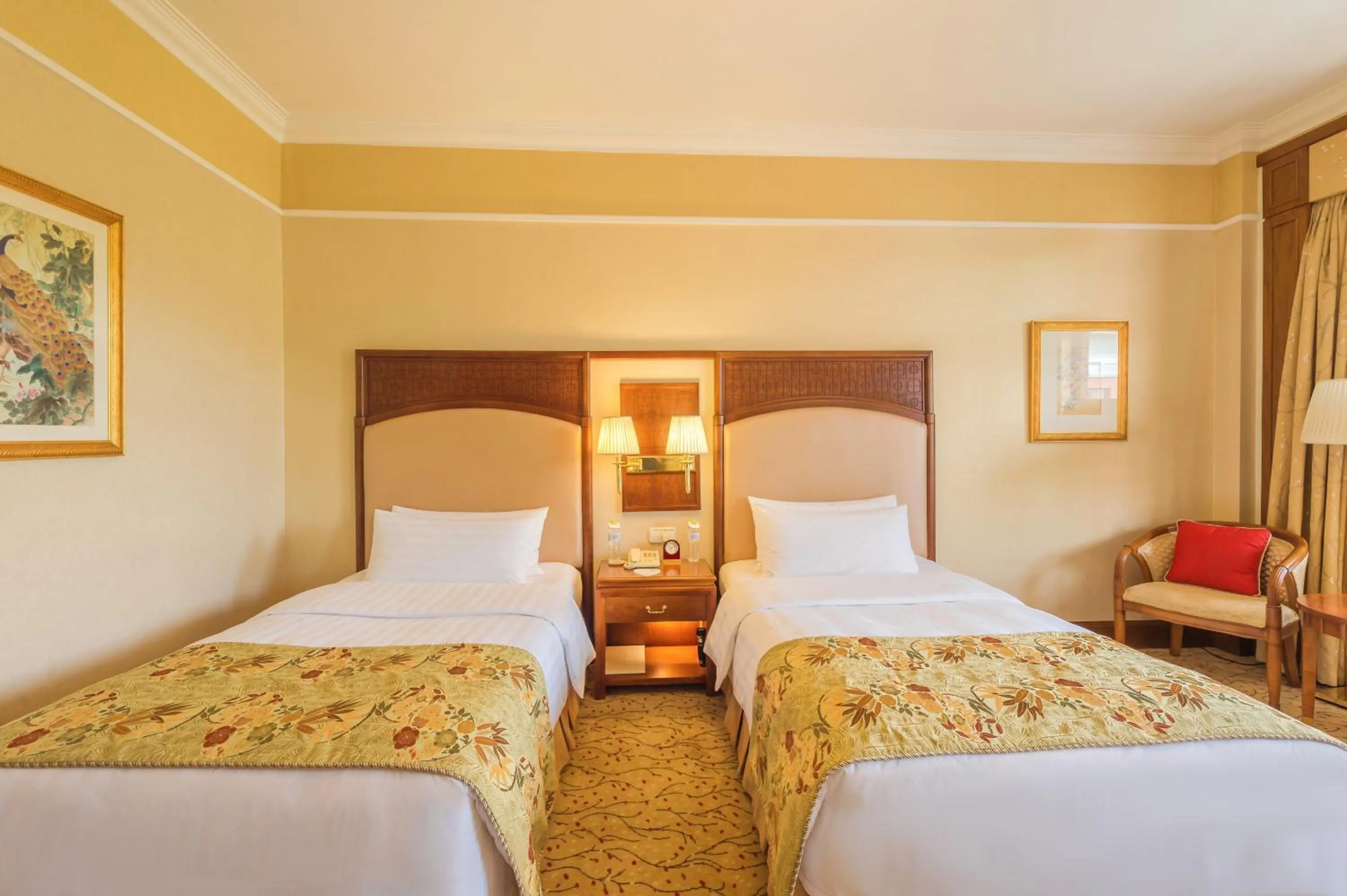 On site, Bed in Shangri-La Hangzhou - The back garden of West Lake