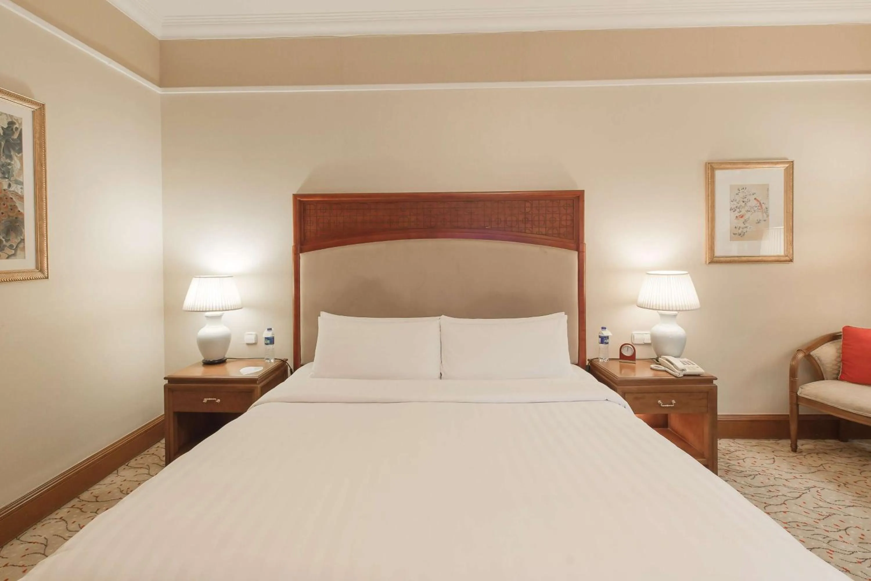 Photo of the whole room, Bed in Shangri-La Hangzhou - The back garden of West Lake