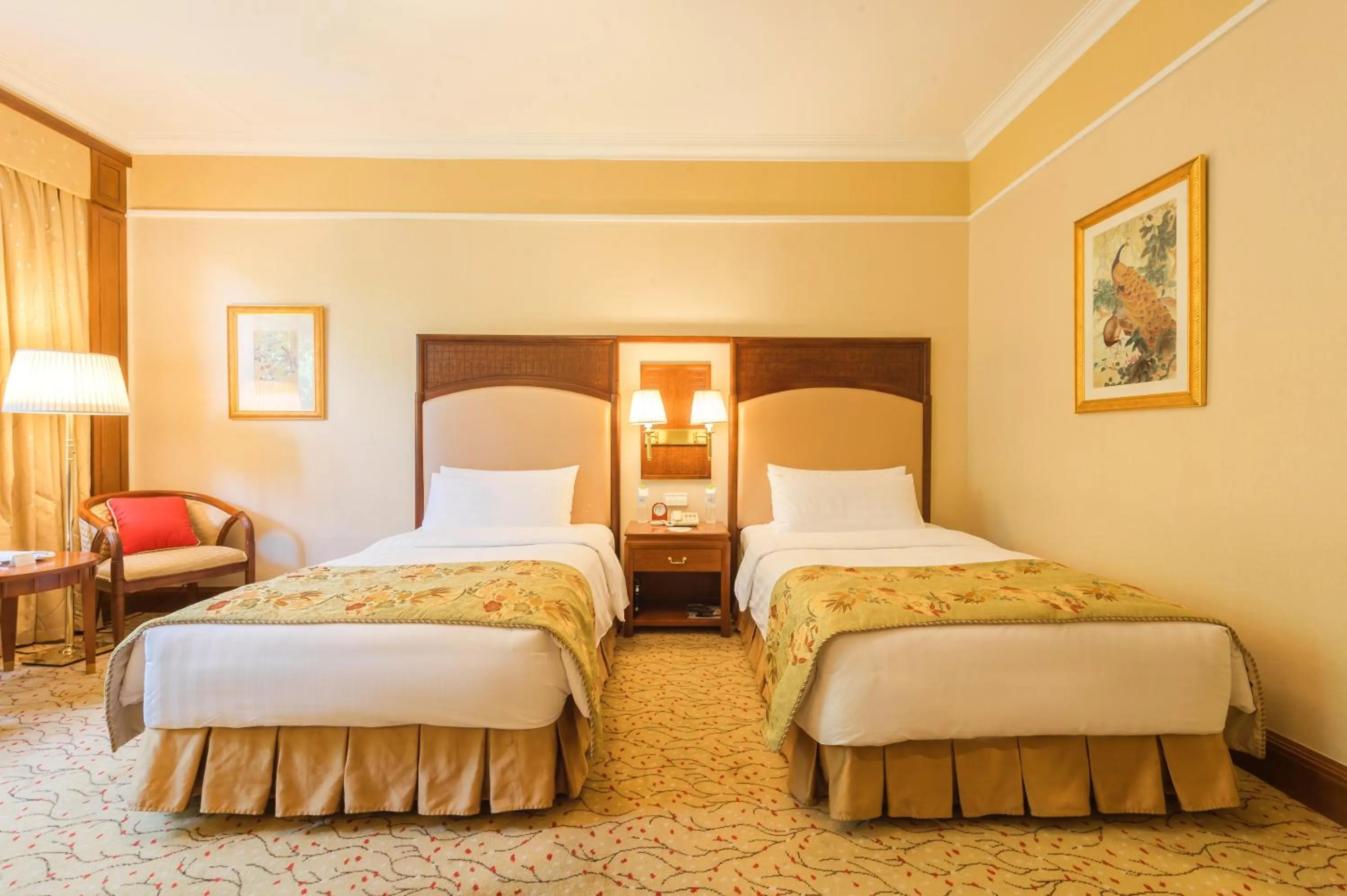 Bedroom, Bed in Shangri-La Hangzhou - The back garden of West Lake