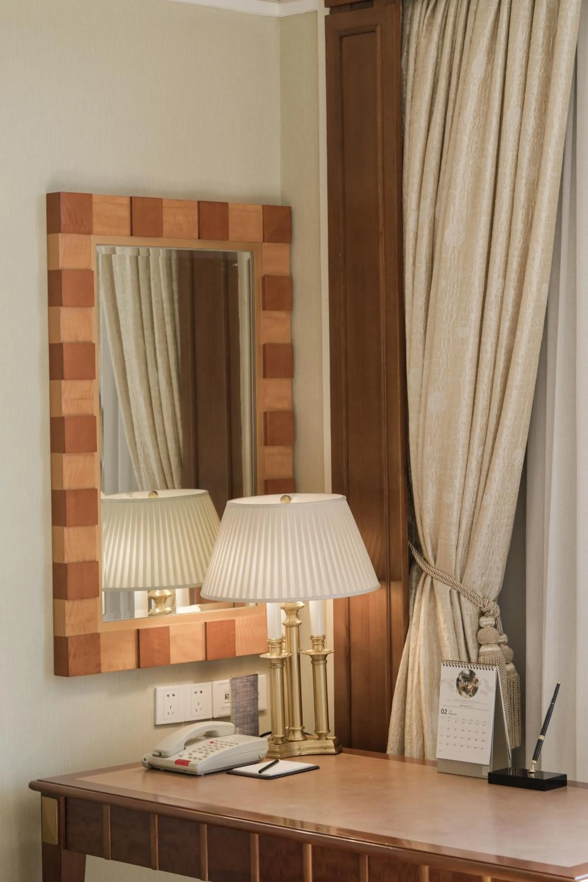 Seating area, Bed in Shangri-La Hangzhou - The back garden of West Lake