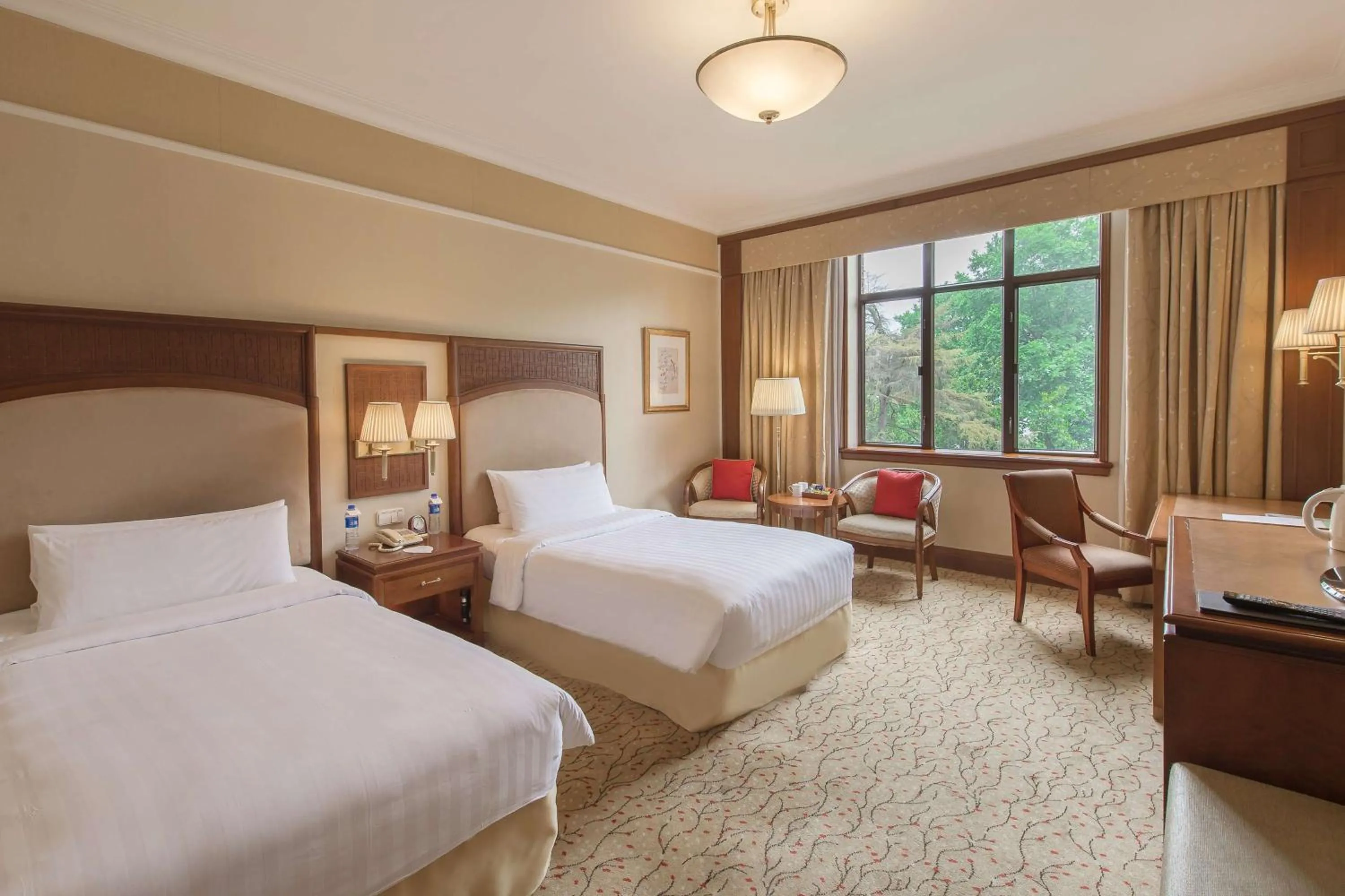 Photo of the whole room, Bed in Shangri-La Hangzhou - The back garden of West Lake