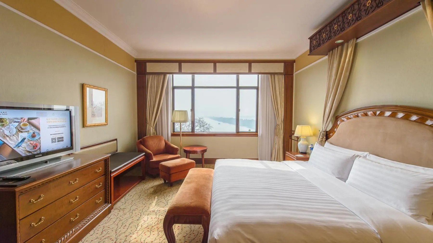 Bedroom, Bed in Shangri-La Hangzhou - The back garden of West Lake