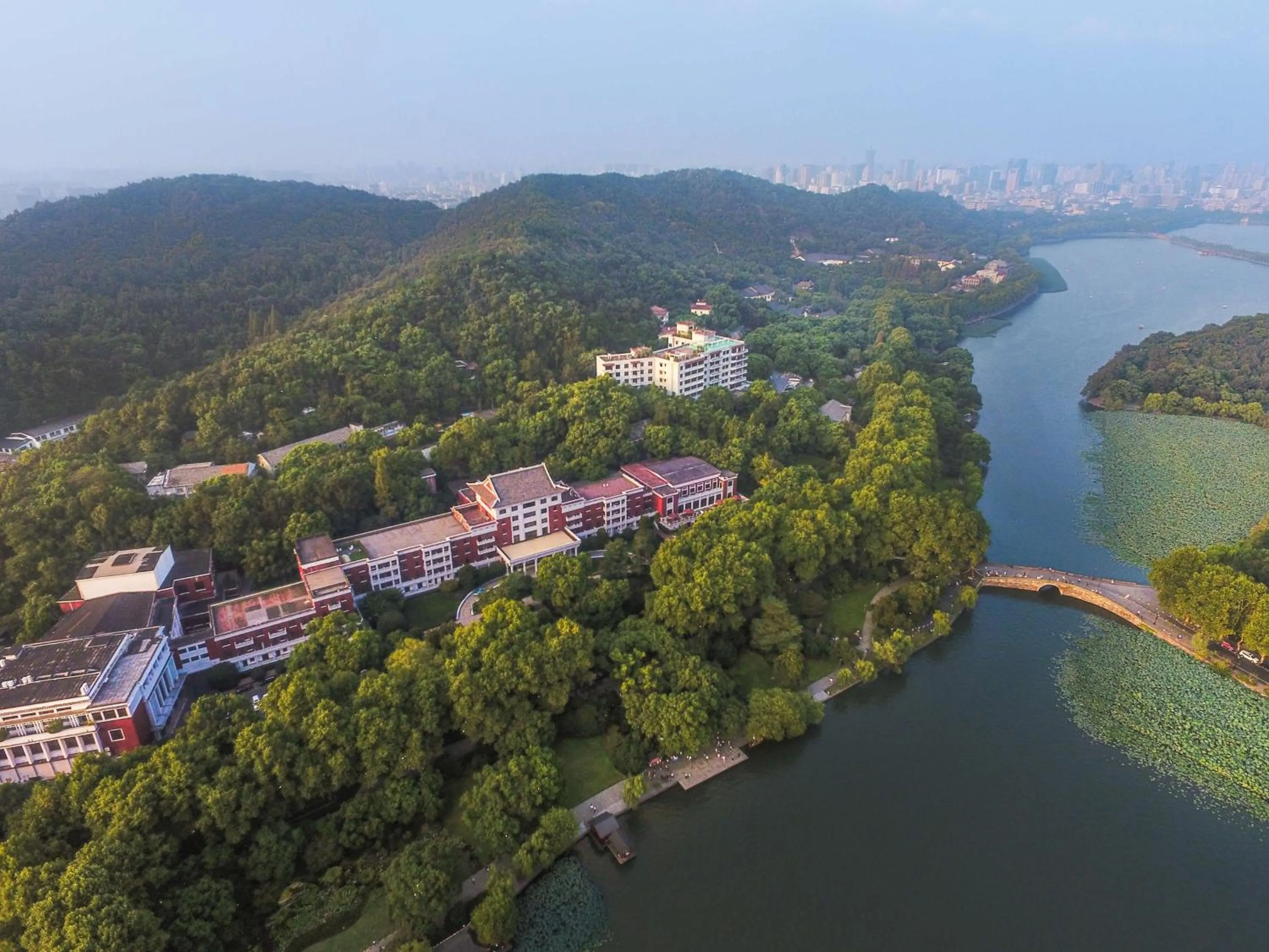 Property building in Shangri-La Hangzhou - The back garden of West Lake