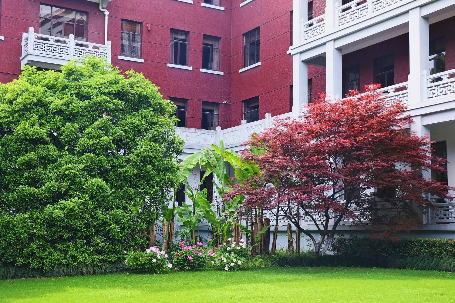 Garden in Shangri-La Hangzhou - The back garden of West Lake