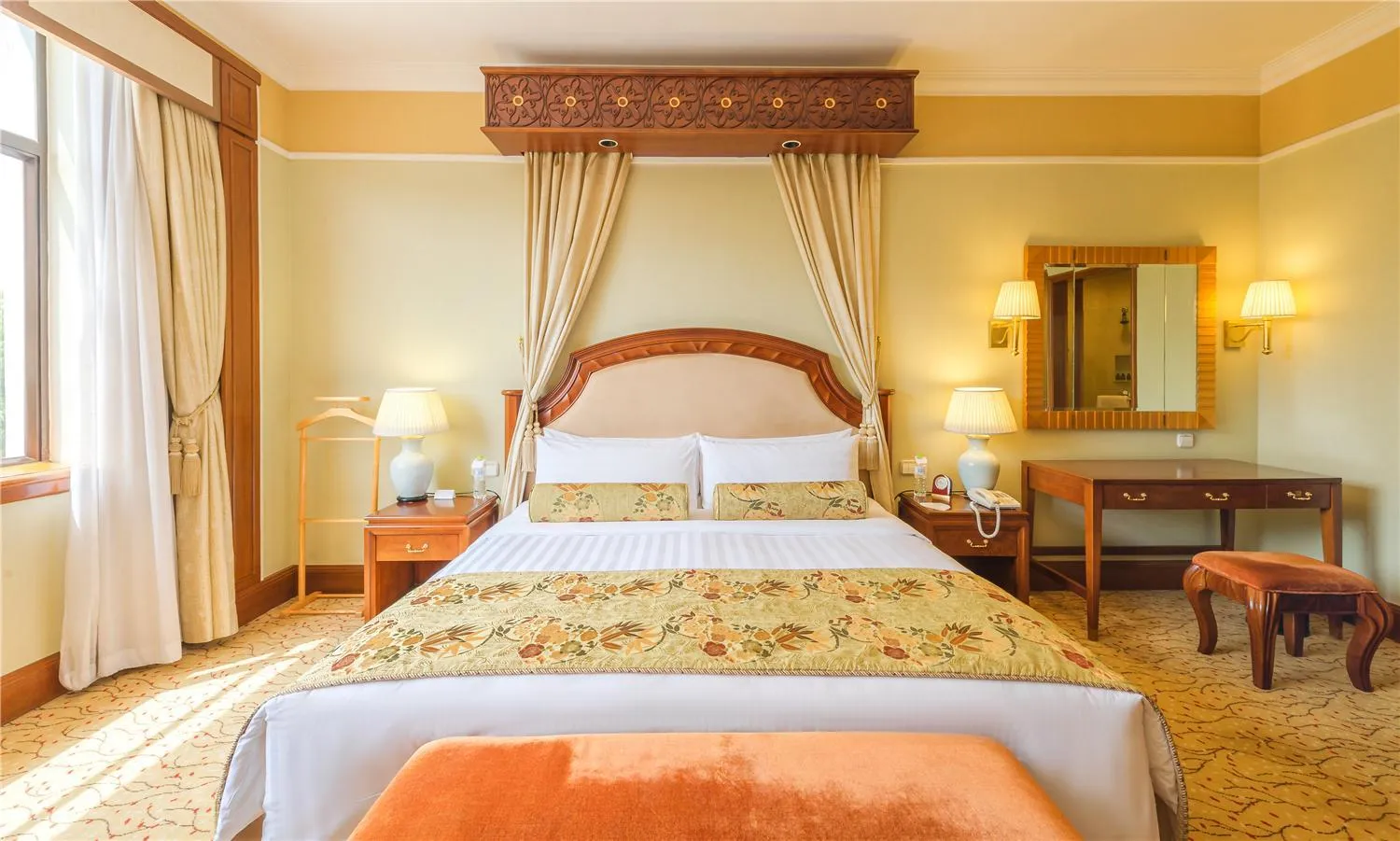 On site, Bed in Shangri-La Hangzhou - The back garden of West Lake