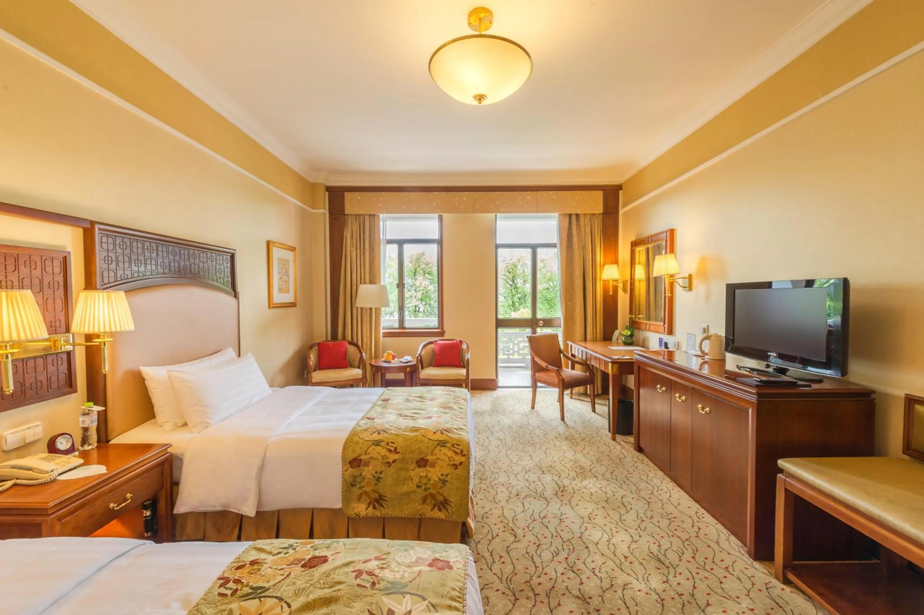 Bedroom, Bed in Shangri-La Hangzhou - The back garden of West Lake