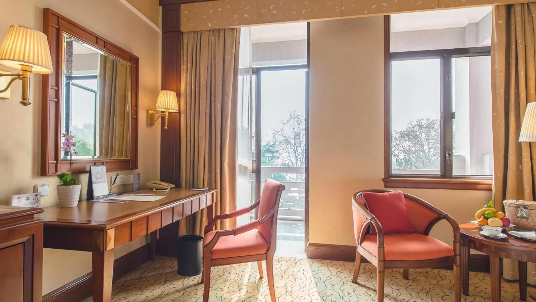 Bedroom in Shangri-La Hangzhou - The back garden of West Lake