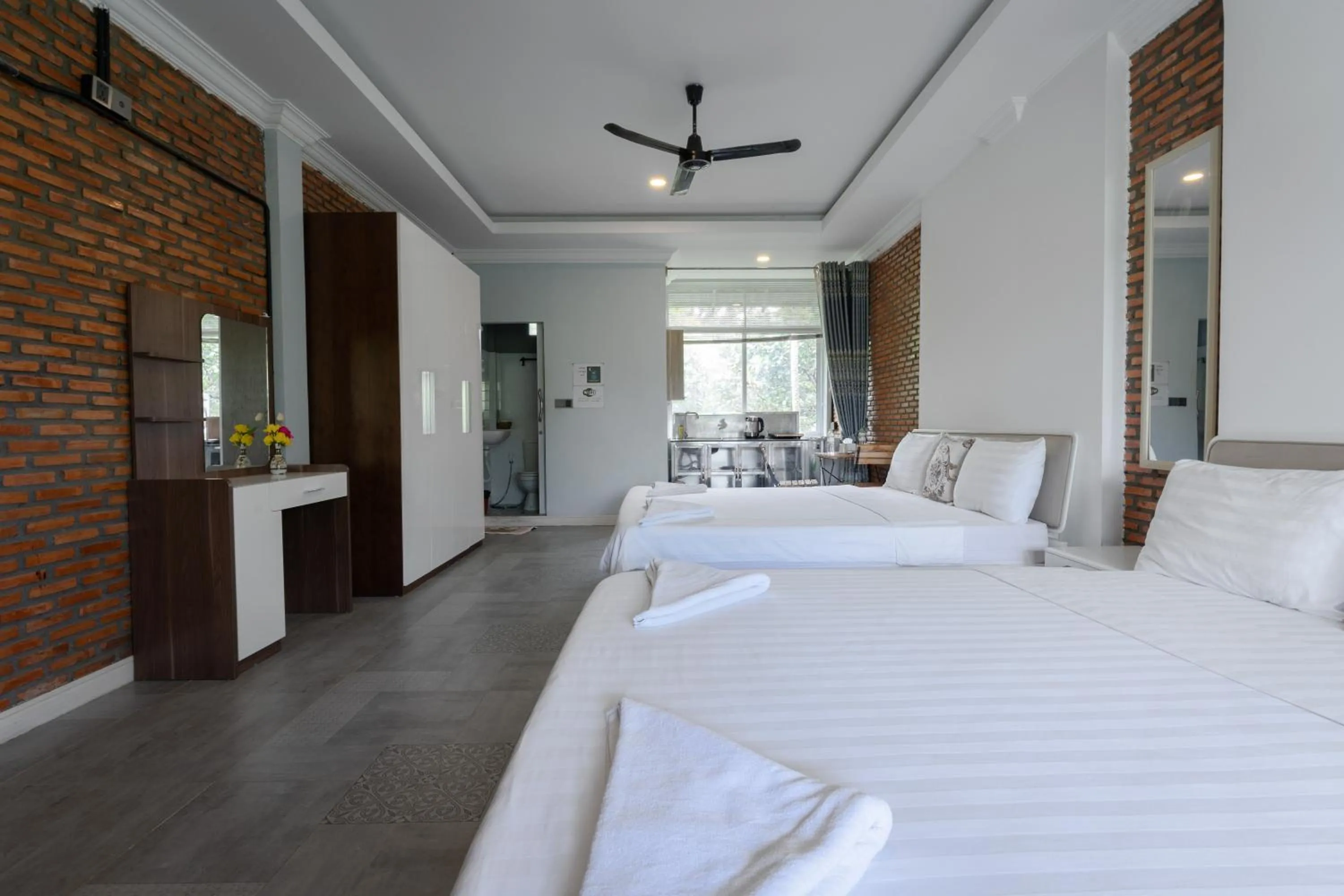 Photo of the whole room, Bed in Sanssouci Kep