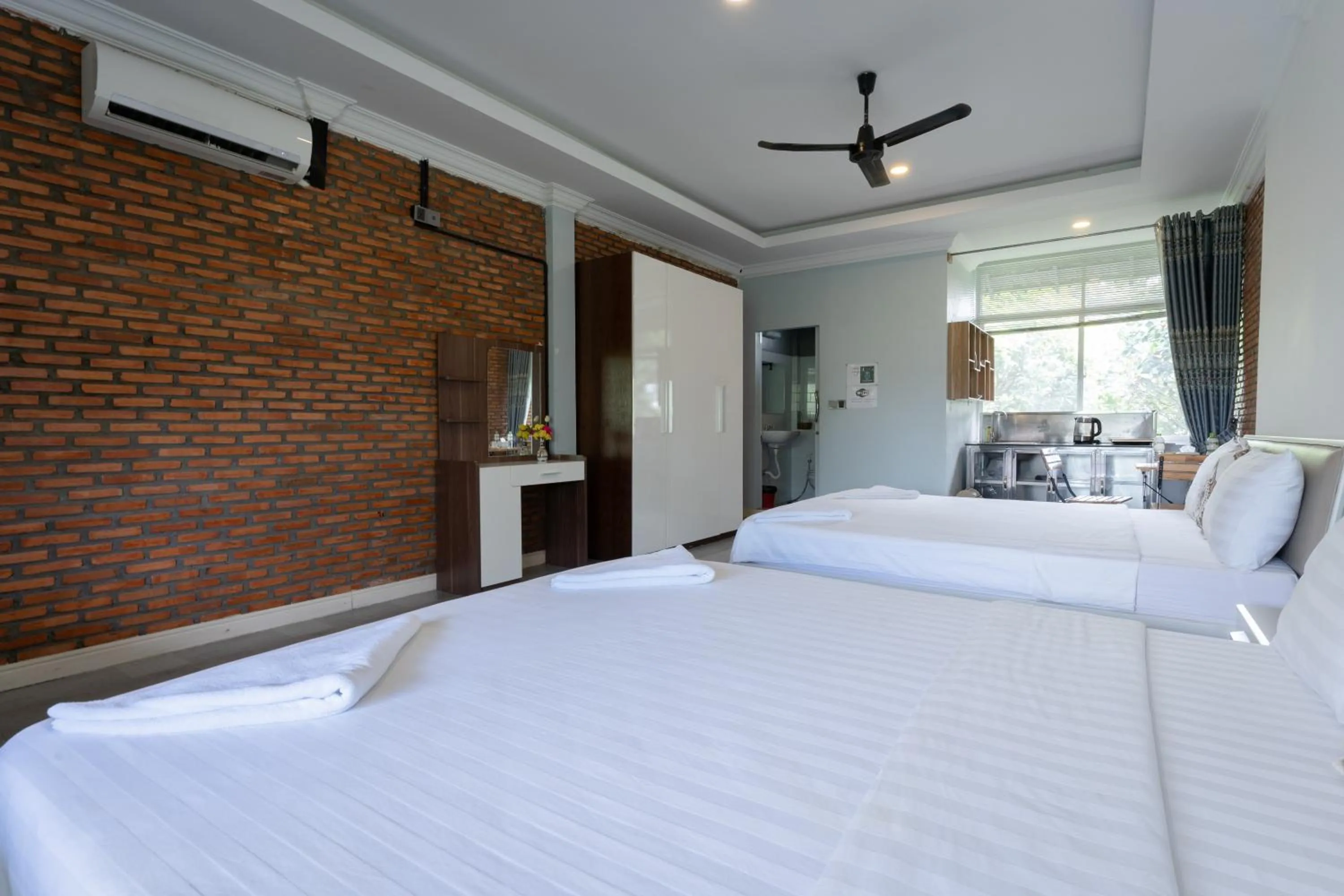 Photo of the whole room, Bed in Sanssouci Kep