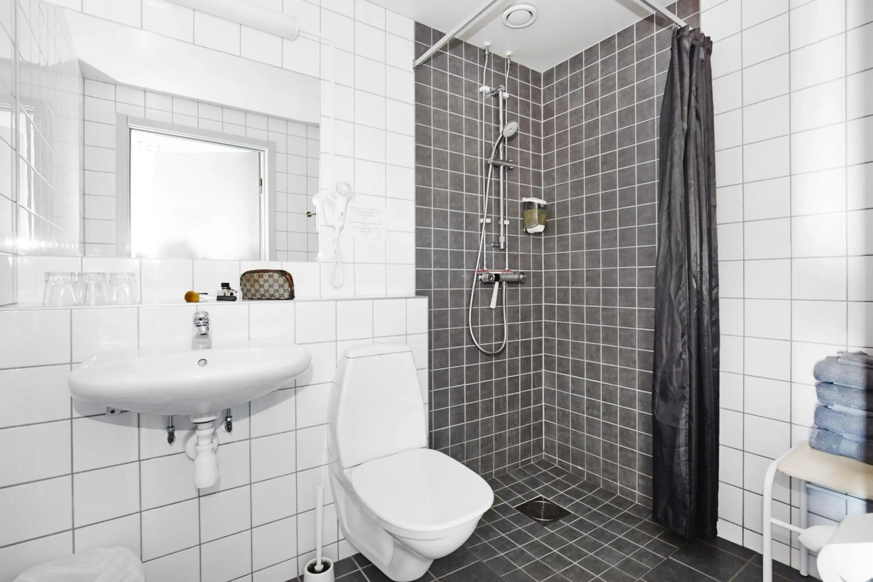 Standard Quadruple Room in Hasse på Sjökanten Hotell & Restaurang Standard Quadruple Room in Hasse på Sjökanten Hotell & Restaurang