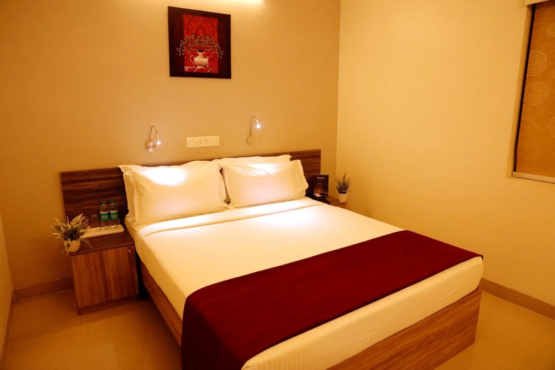 cot, Bed in Downtown Business Hotel