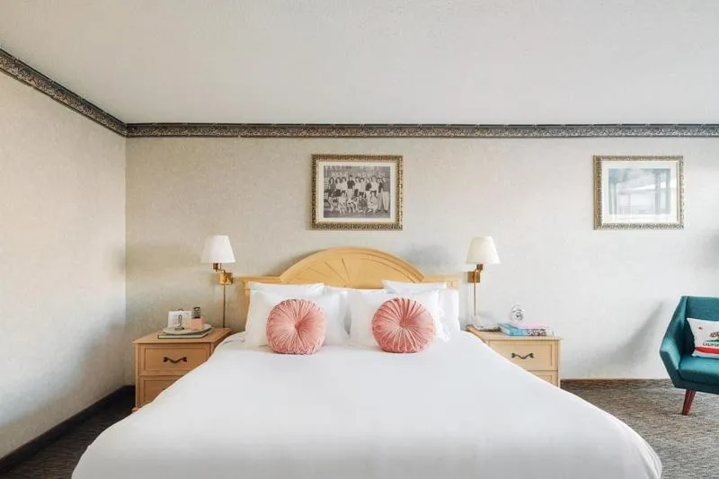 Bed in Glendale Express Hotel Los Angeles