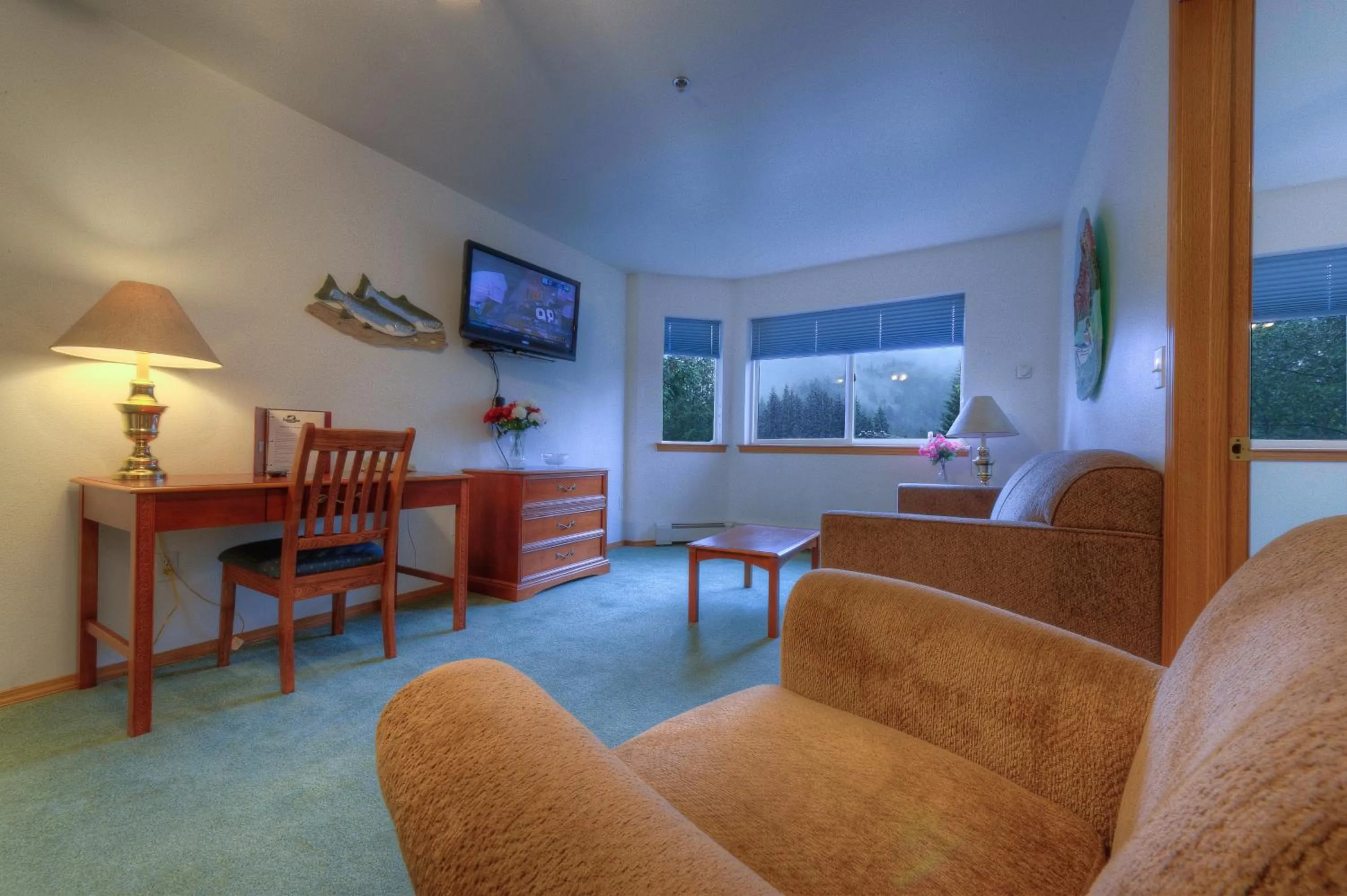 Living room in Frontier Suites Hotel in Juneau