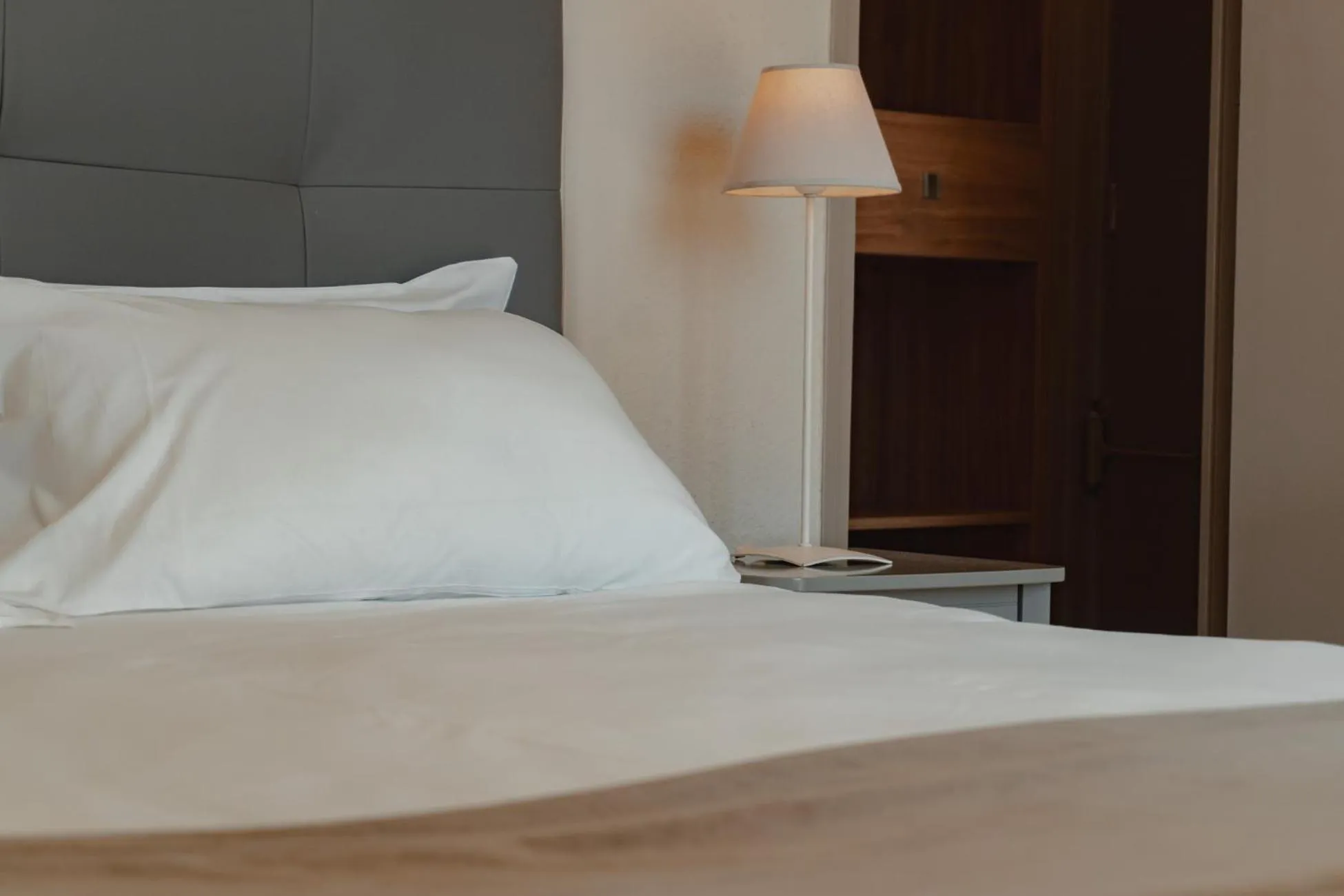 Bed in Hôtel Les Magnanarelles