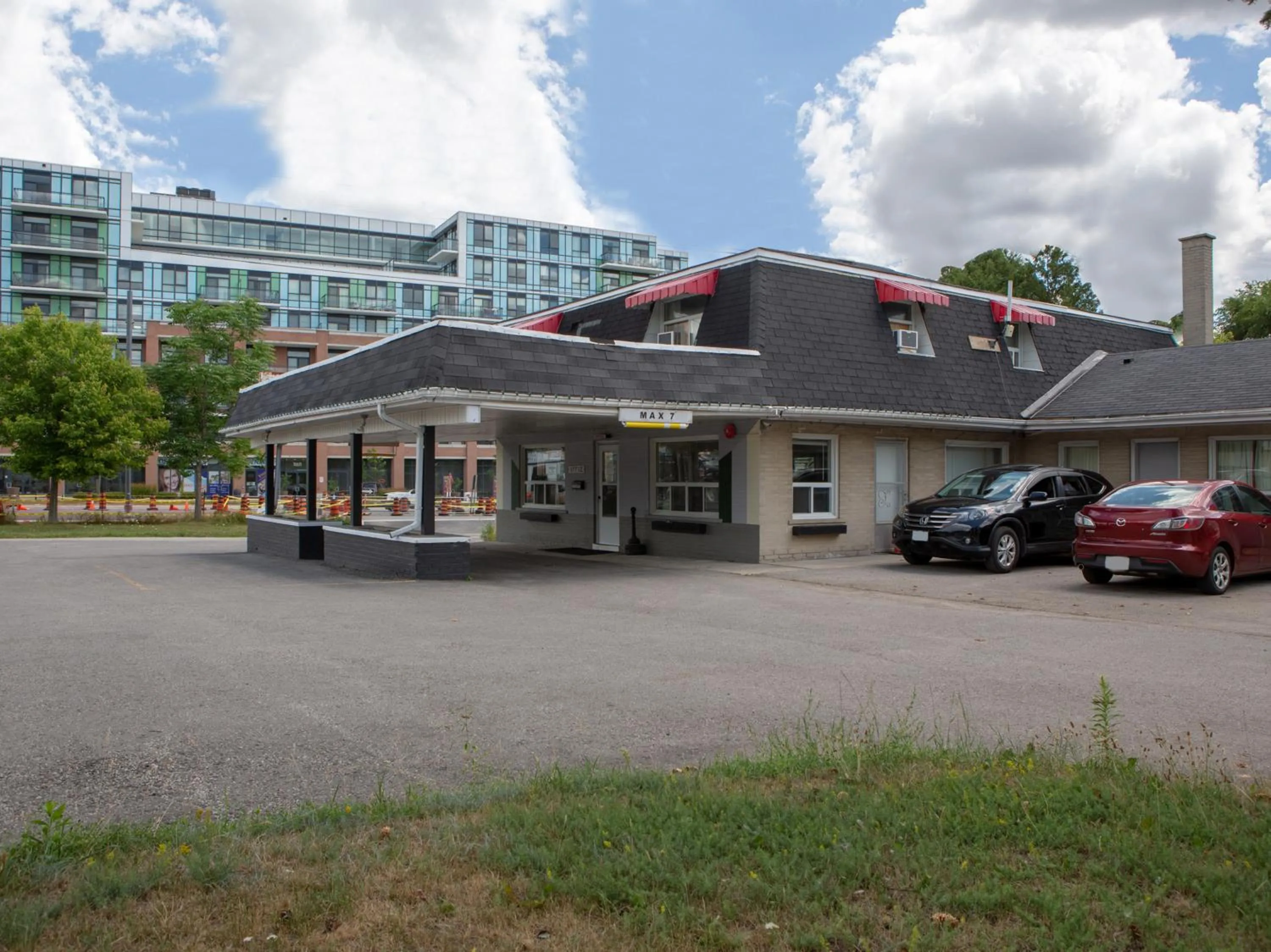 Property building in Hotel Richmond Hill Inn ON North