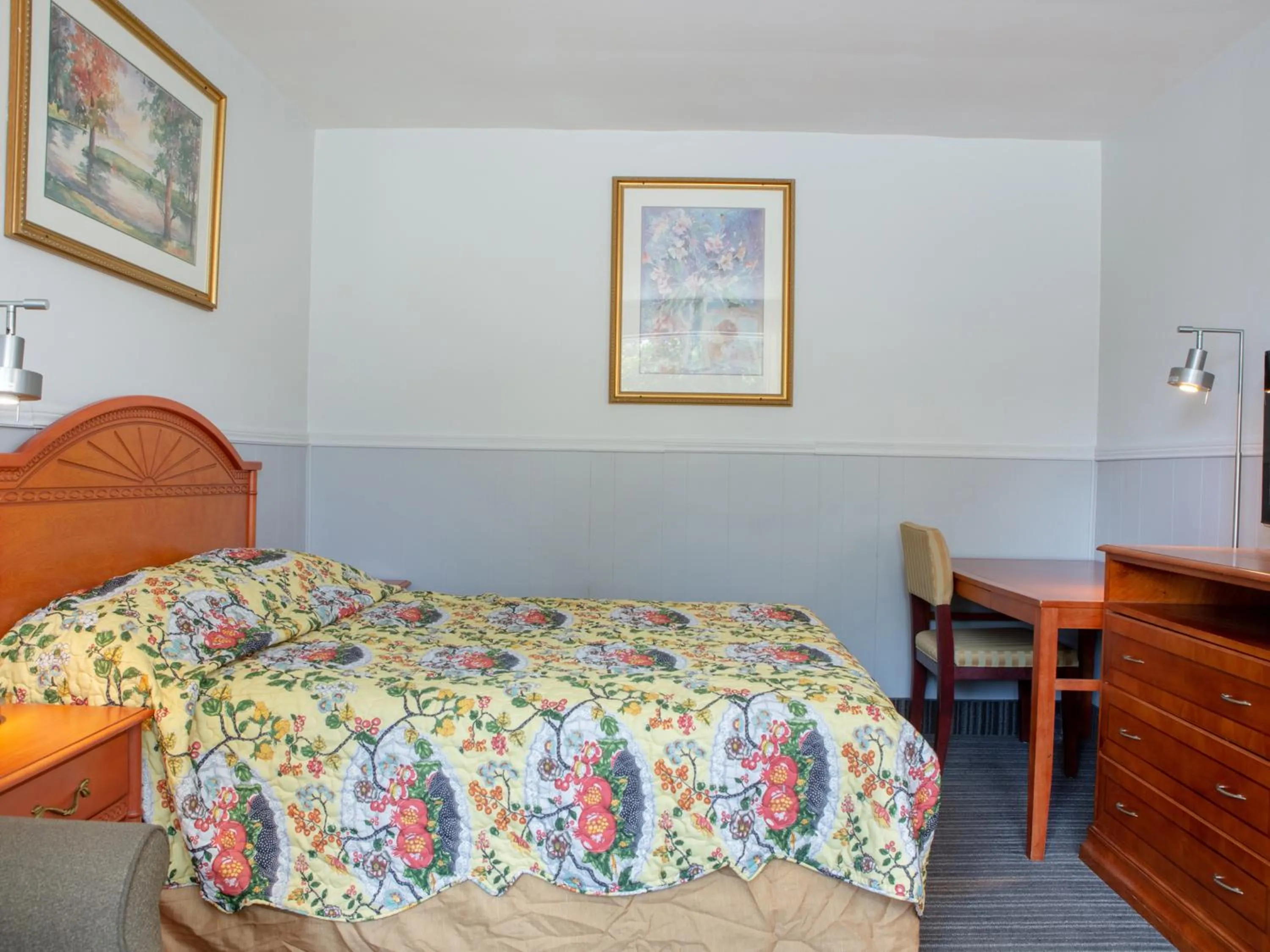 Bedroom in Hotel Richmond Hill Inn ON North