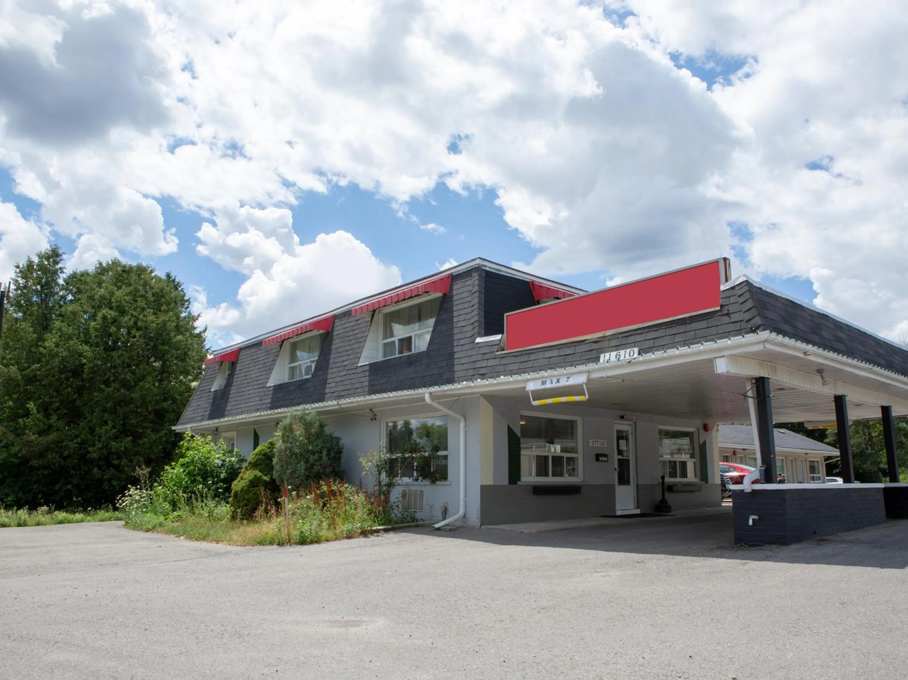 Property building in Hotel Richmond Hill Inn ON North