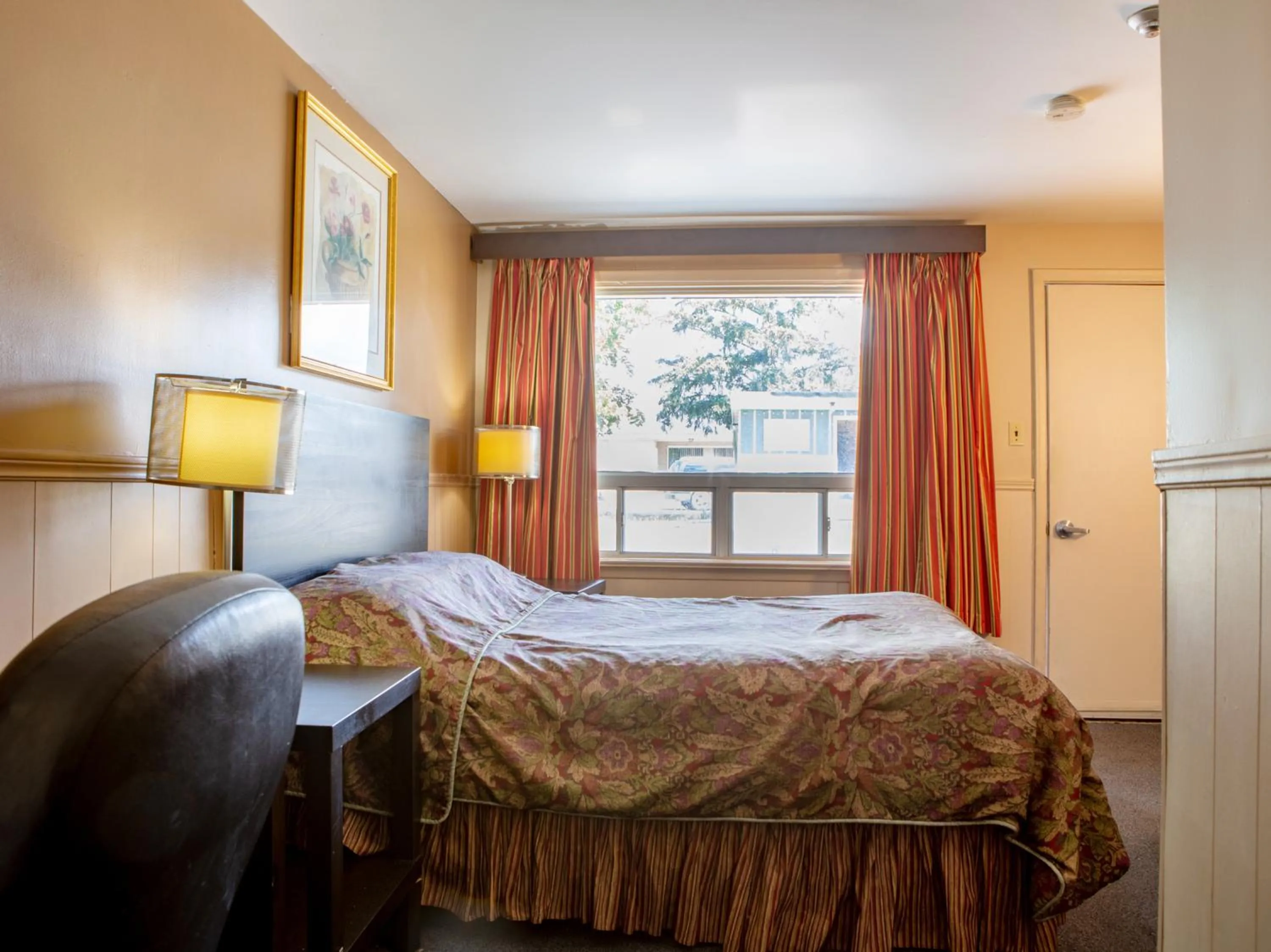 Bedroom in Hotel Richmond Hill Inn ON North