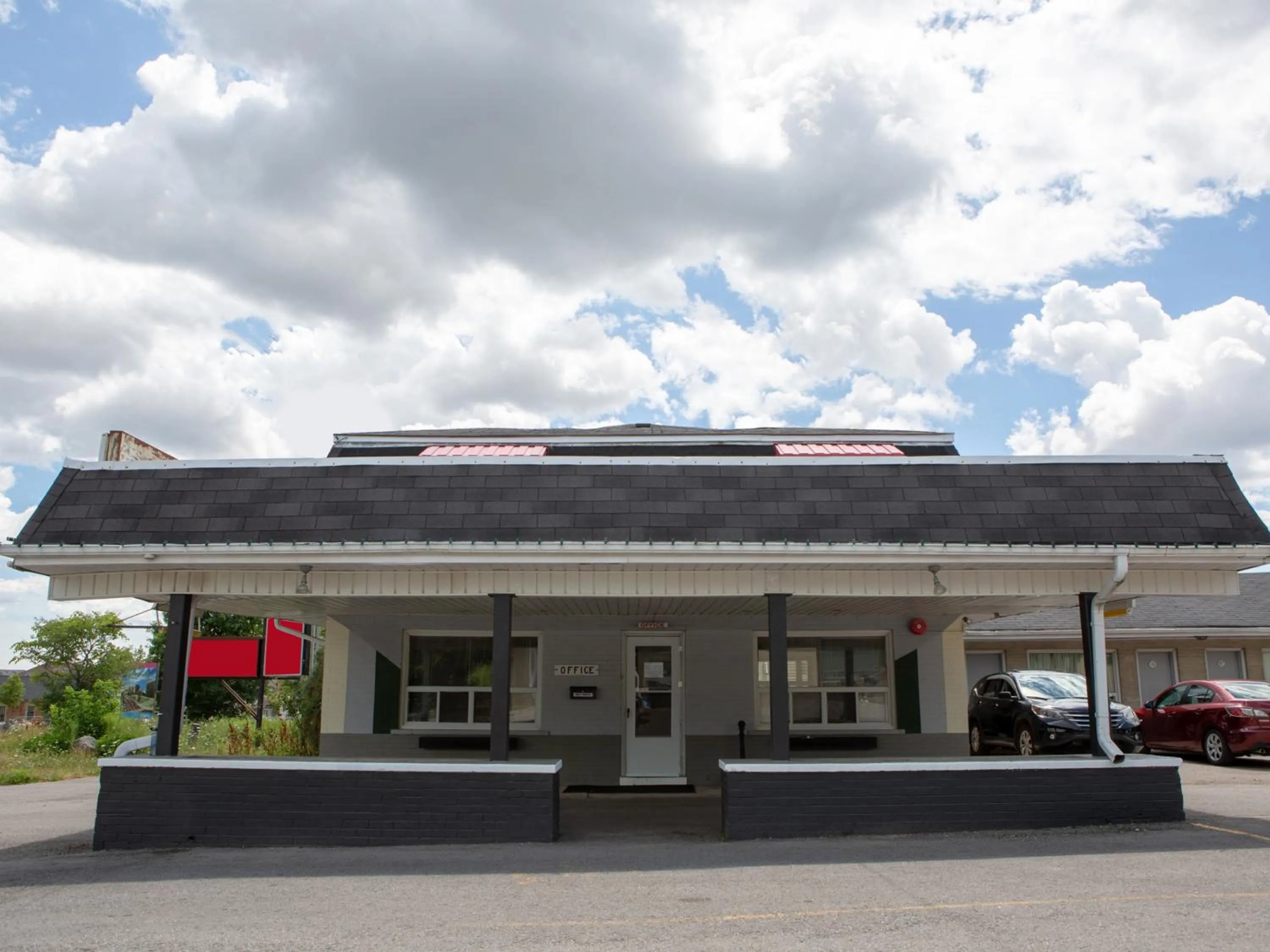 Facade/entrance in Hotel Richmond Hill Inn ON North
