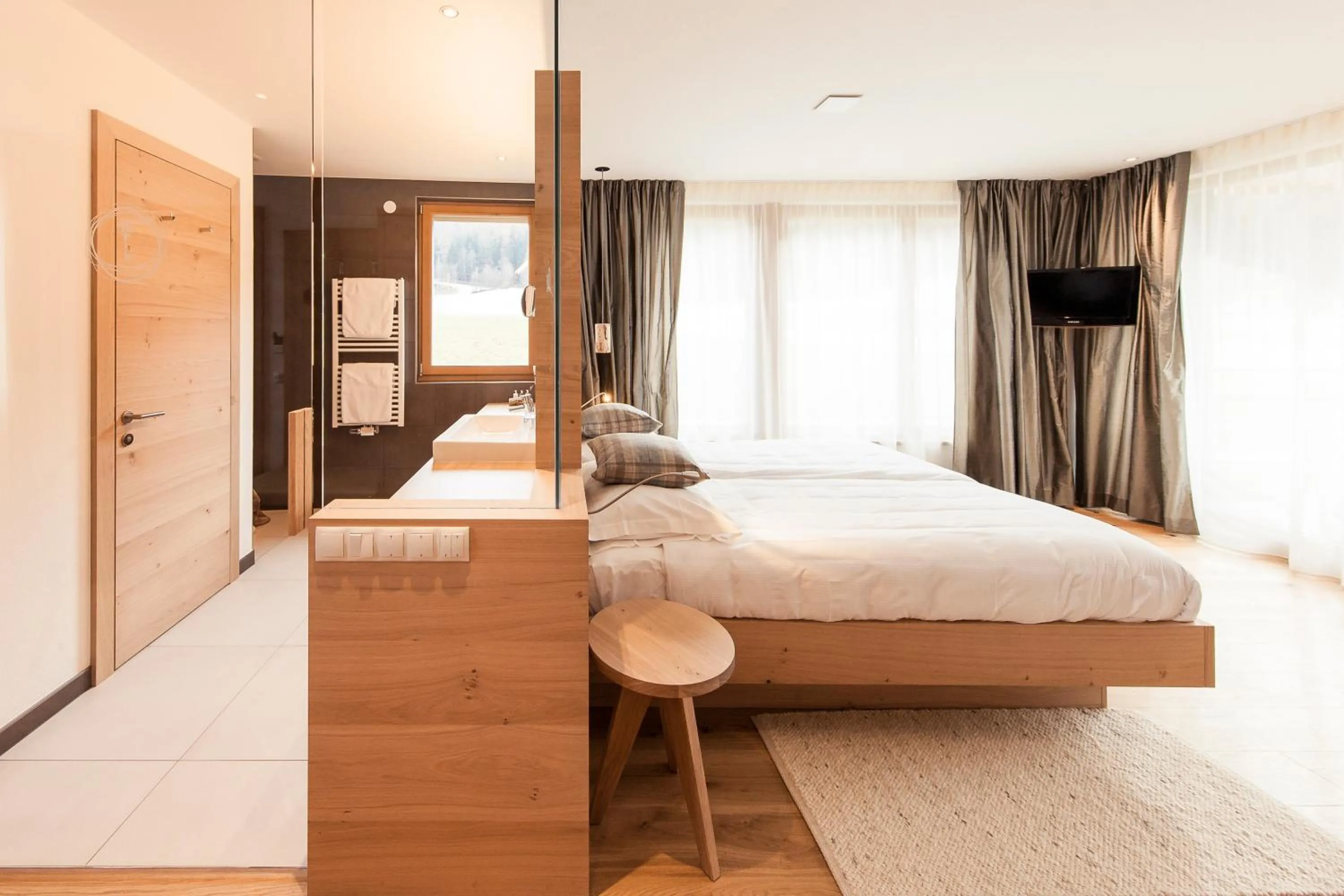 Bathroom, Bed in Hotel Petrus