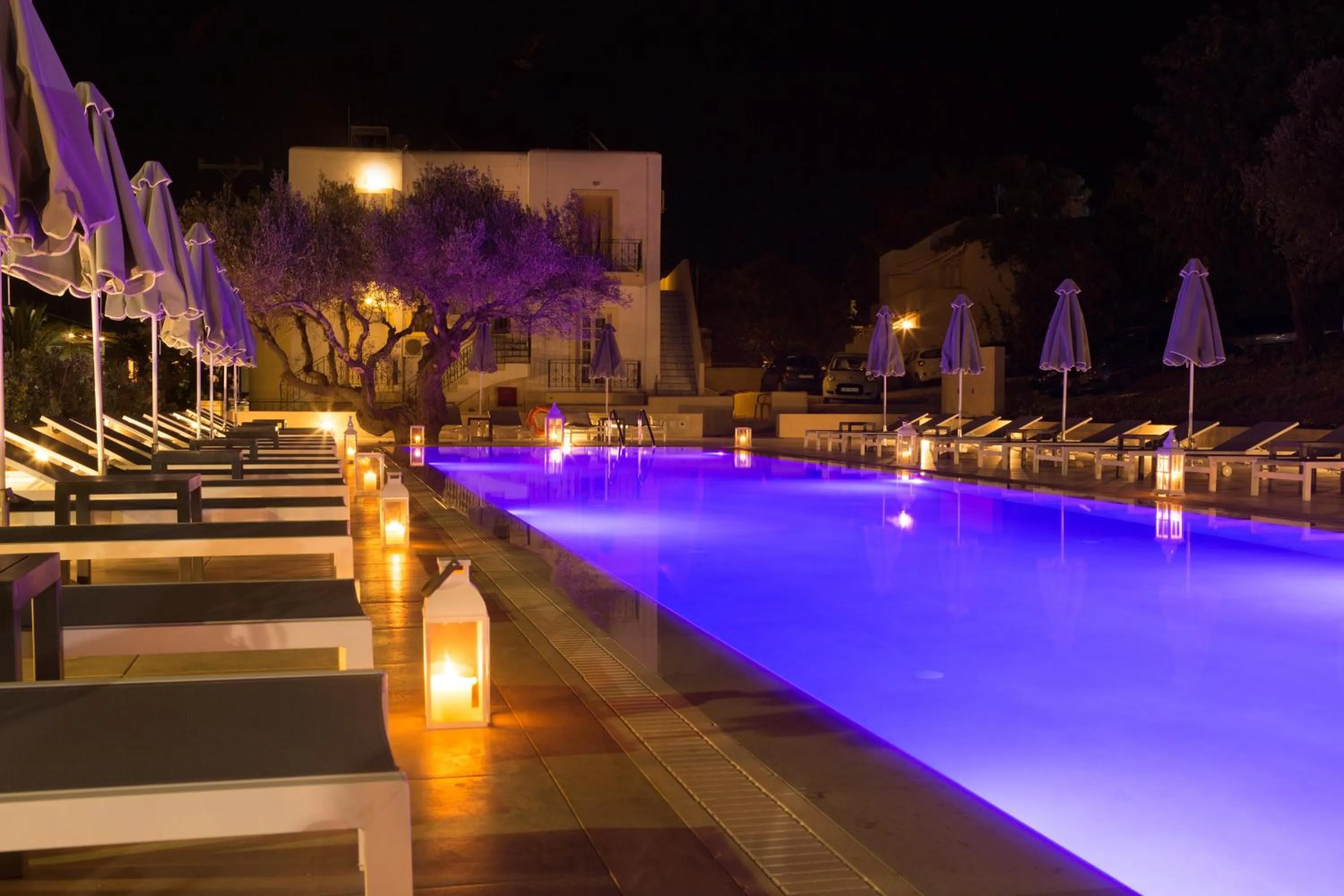 Swimming pool in Sundance Apartments & Suites