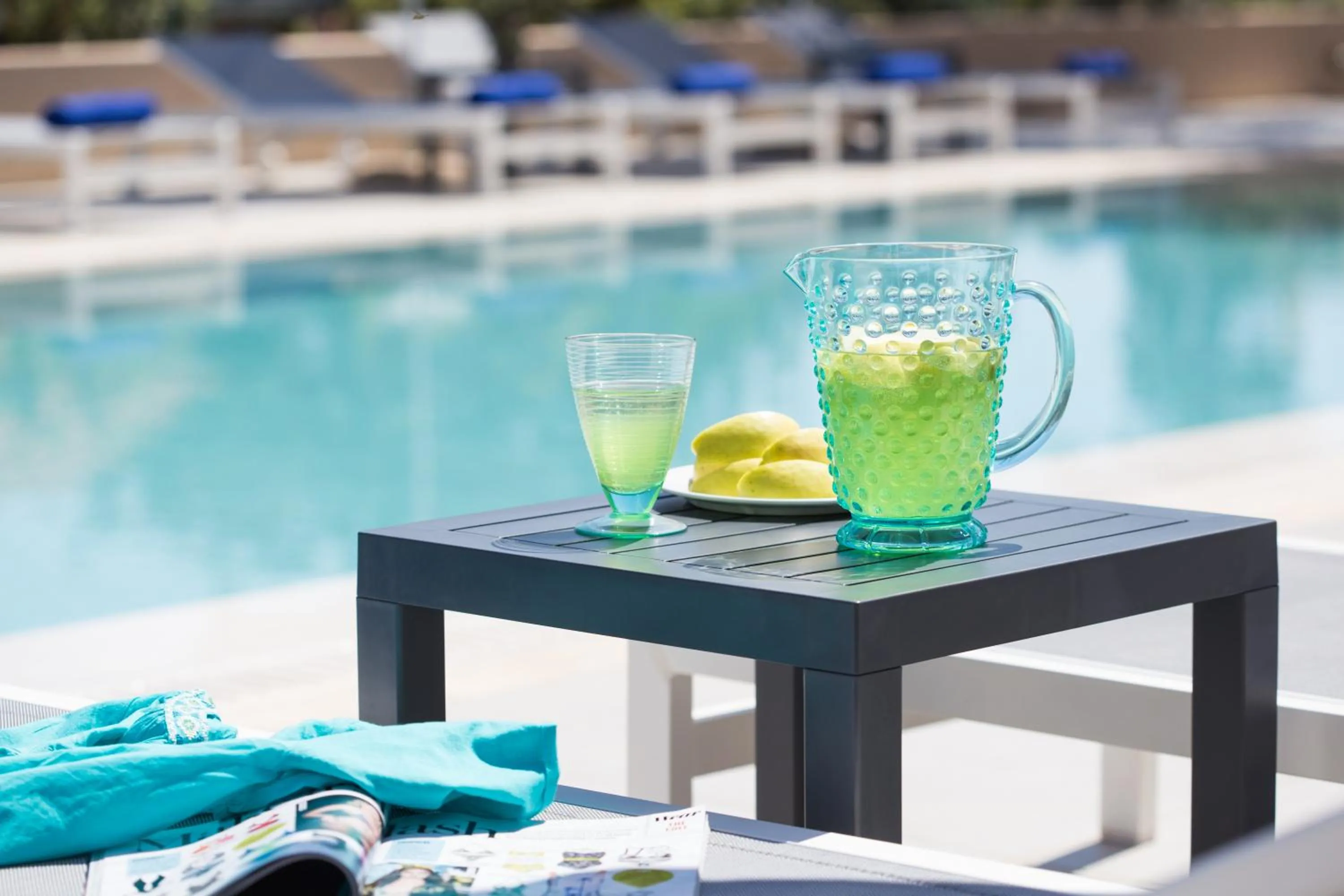 Swimming pool in Sundance Apartments & Suites