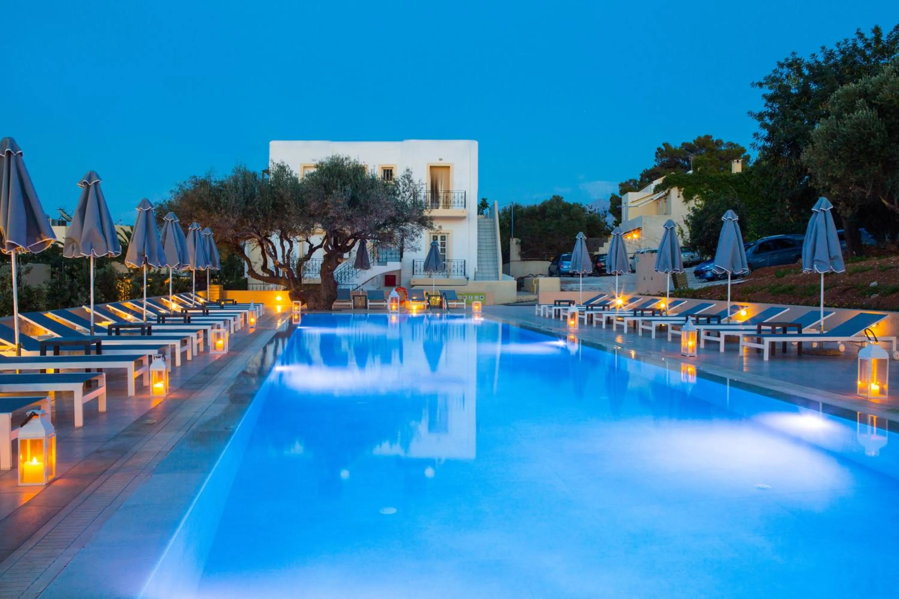 Swimming pool in Sundance Apartments & Suites