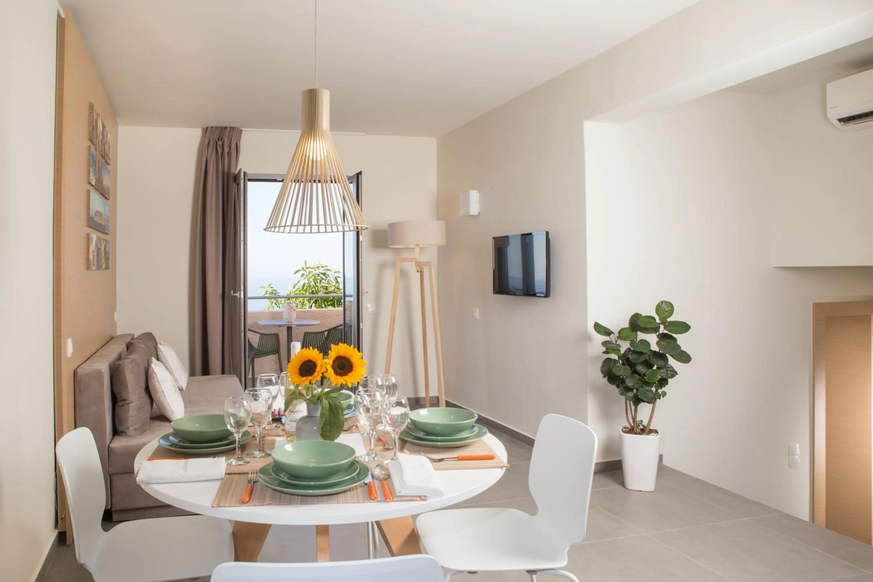Dining area in Sundance Apartments & Suites