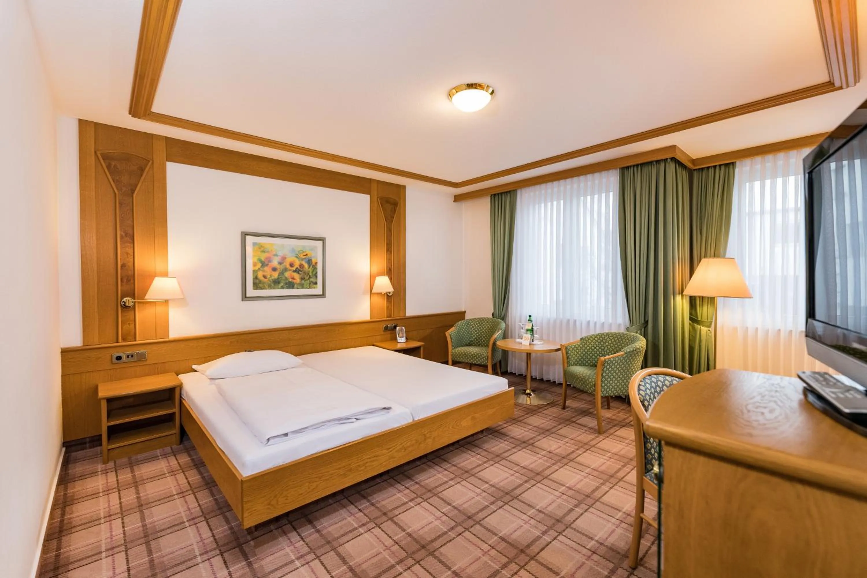 Photo of the whole room, Bed in Göbels Hotel zum Löwen