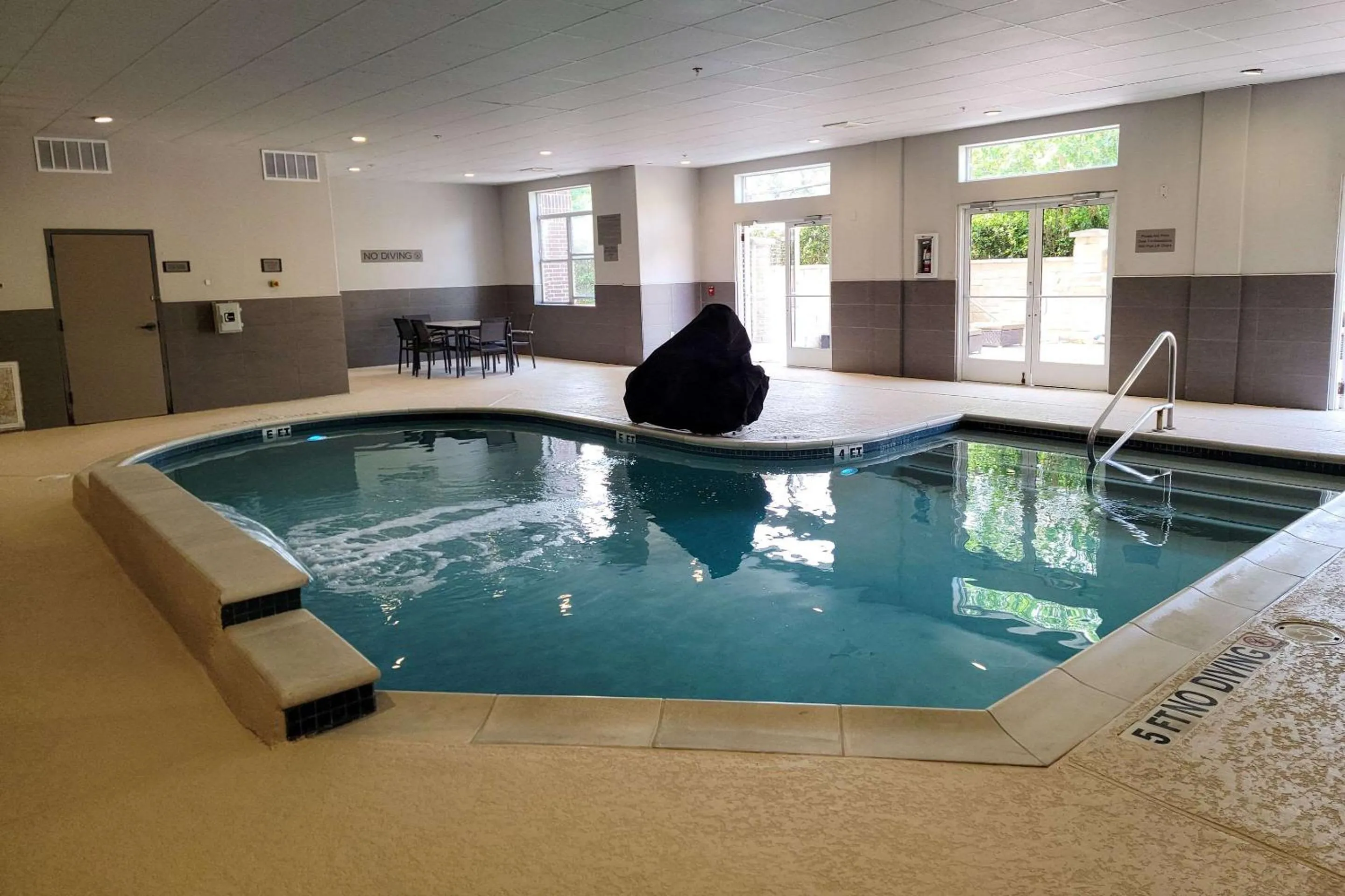 Swimming pool in Country Inn & Suites by Radisson, Houston Intercontinental Airport East, TX
