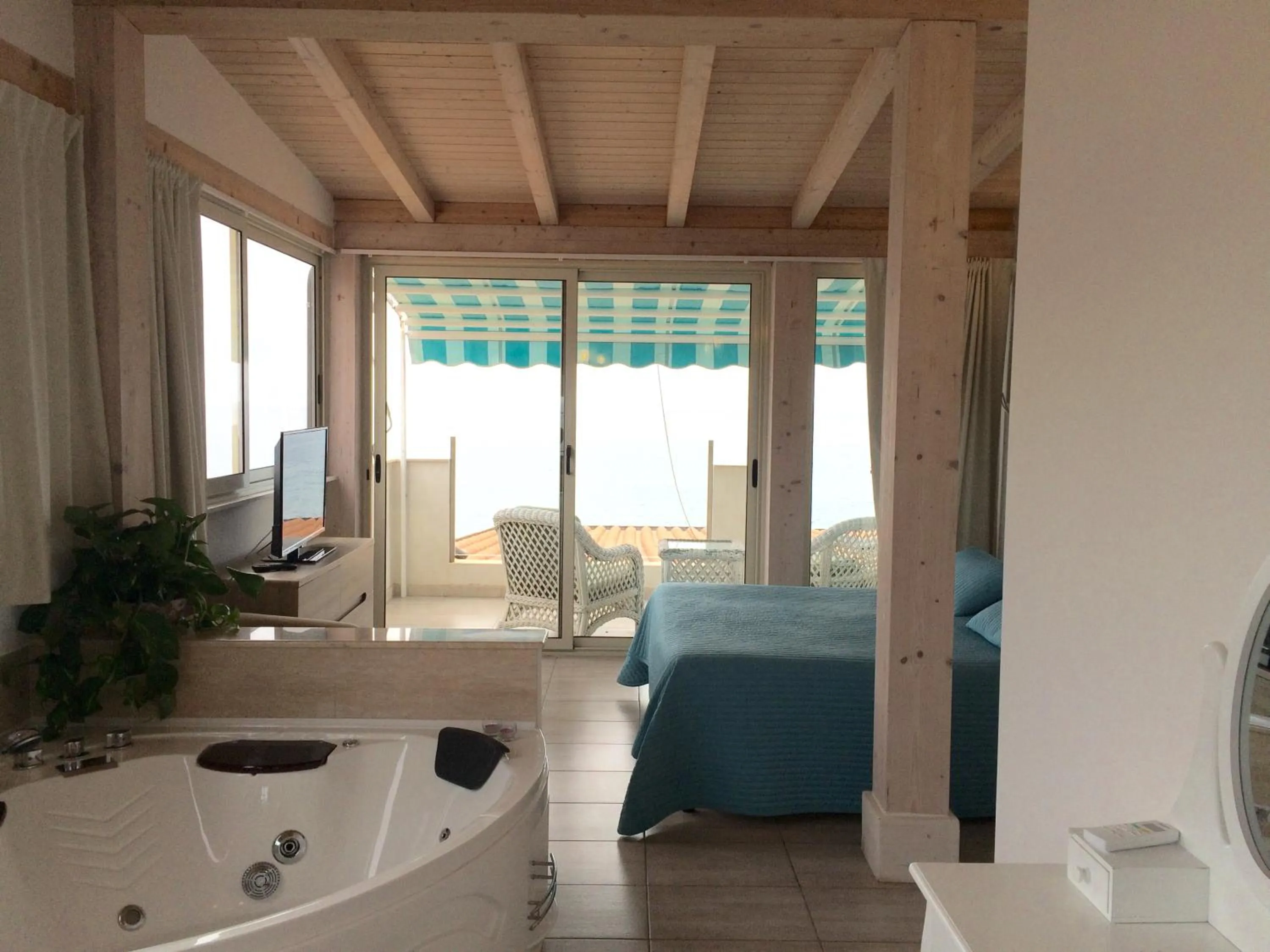 Hot Tub, Bed in IG-Tysandros Apartments