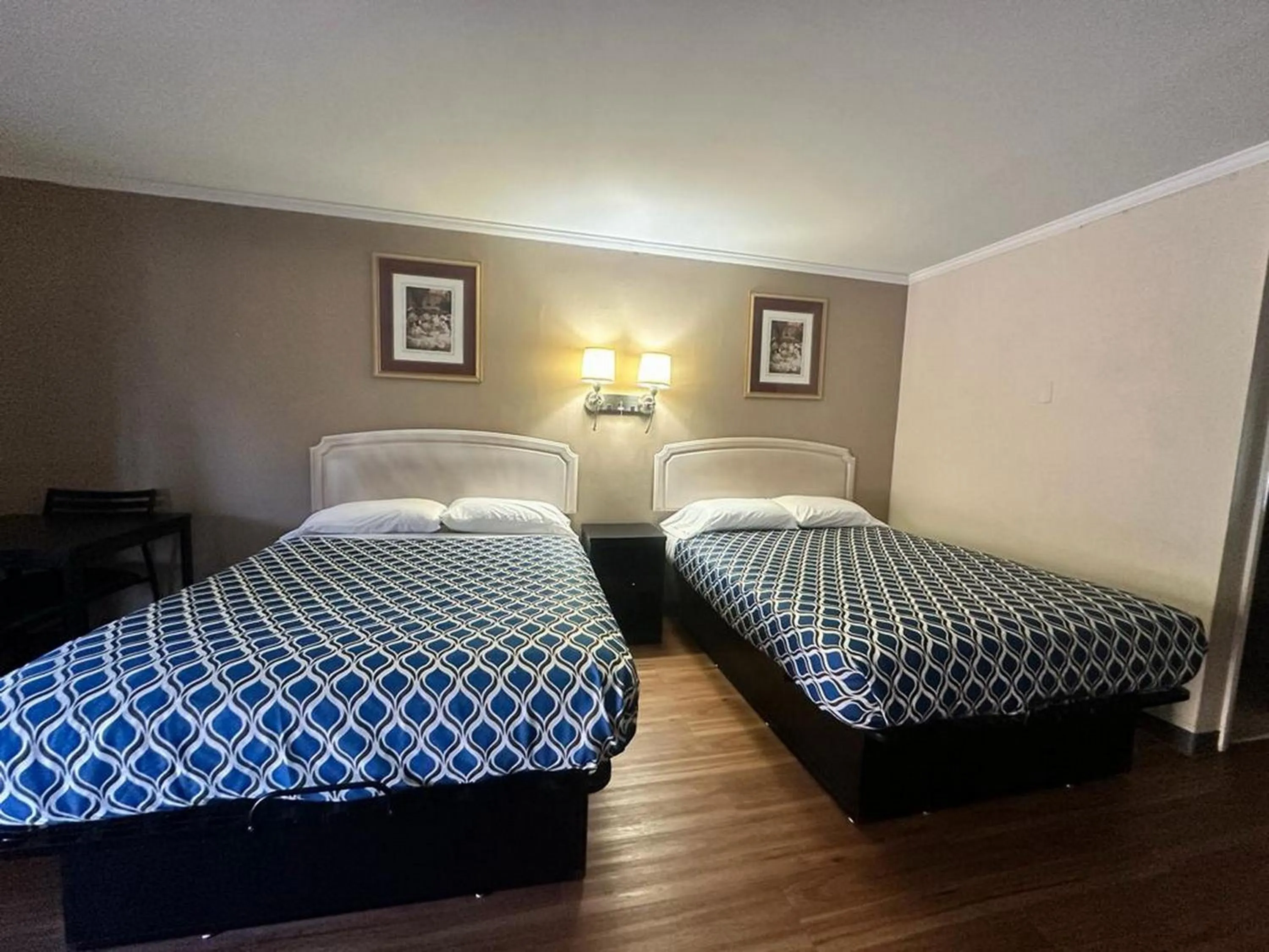 Bed in Loyalty Inn Rockingham