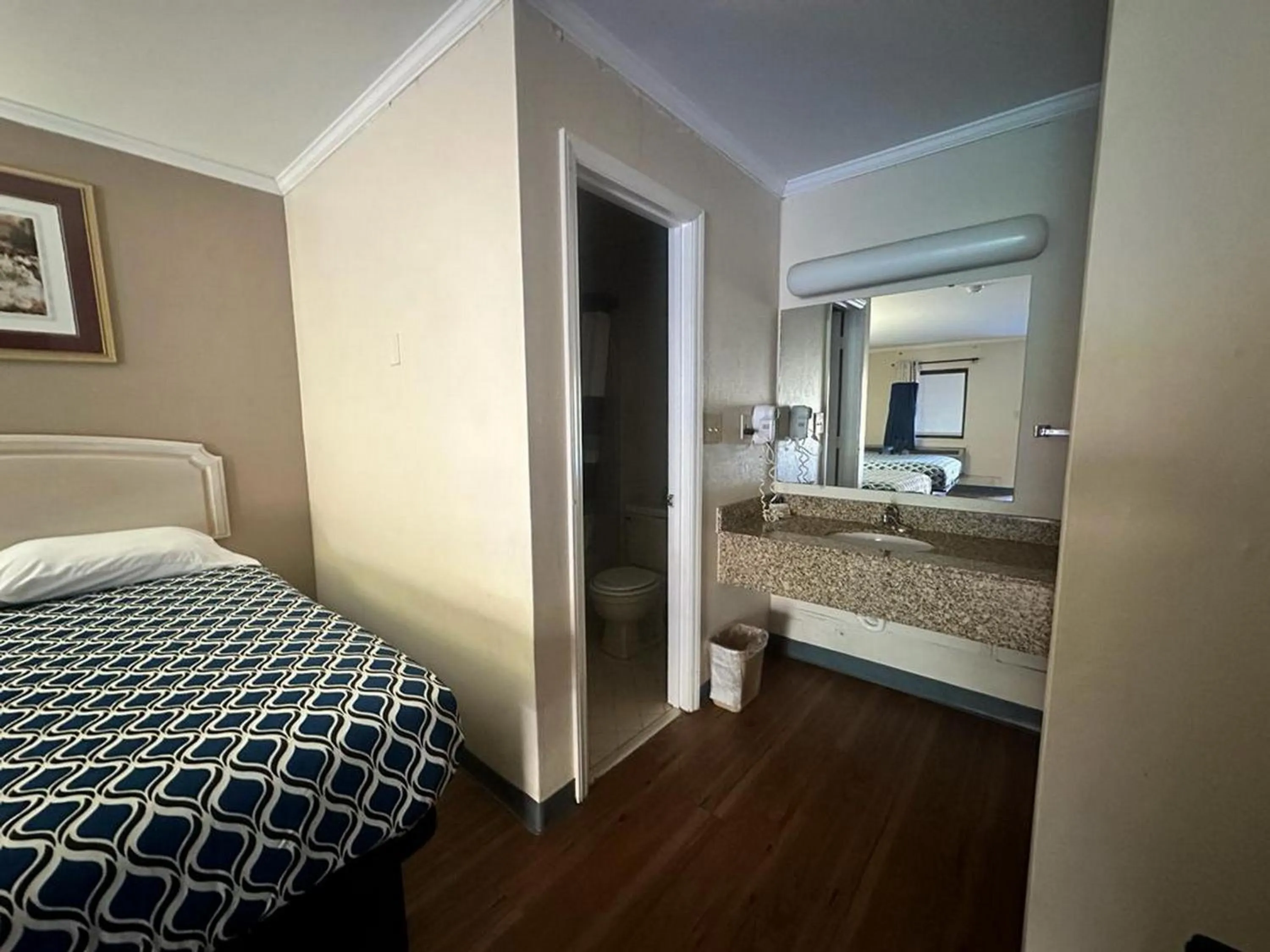 Bed in Loyalty Inn Rockingham